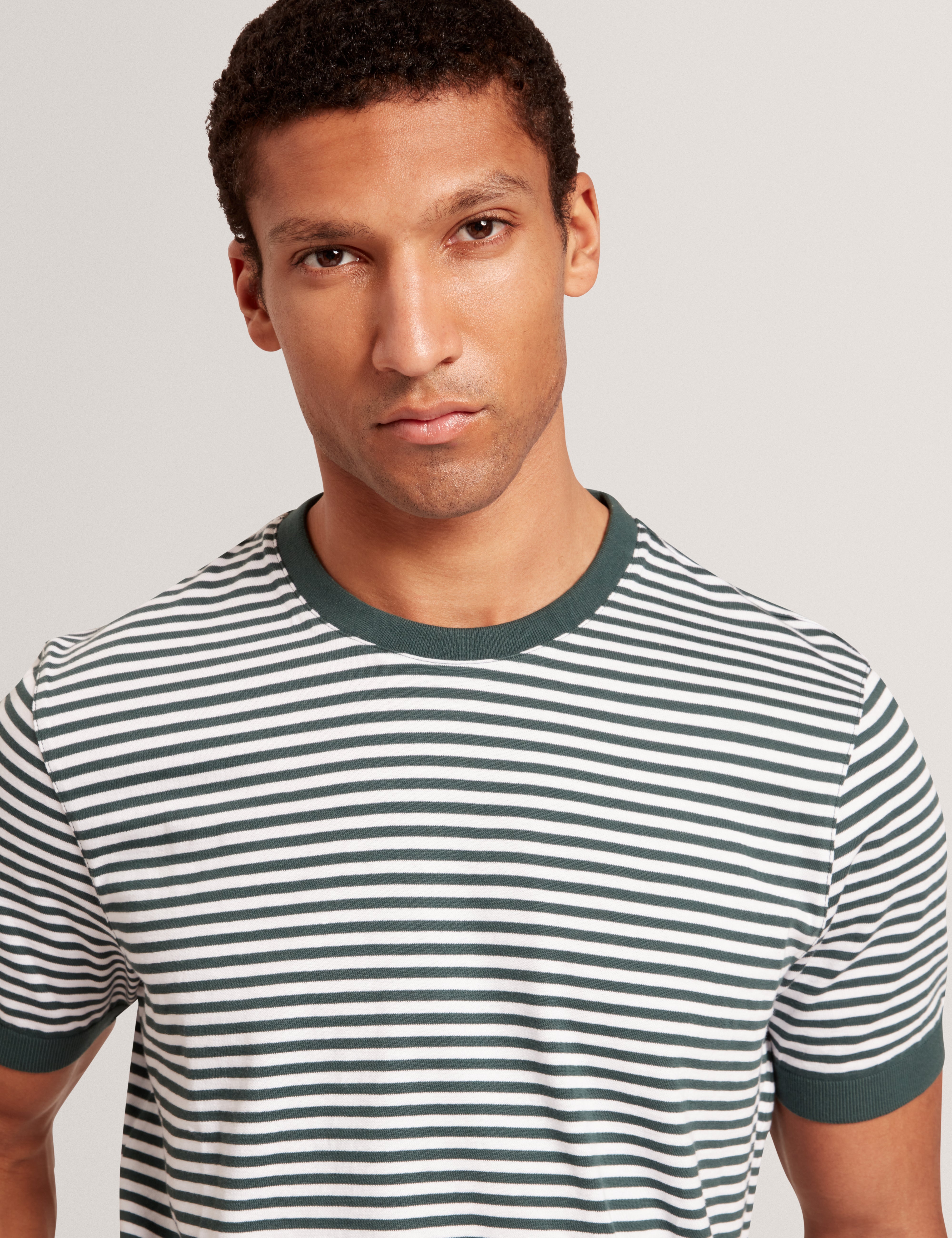 تي شيرت أورمي مخطط بأكمام قصيرة باللون الأخضر الداكن