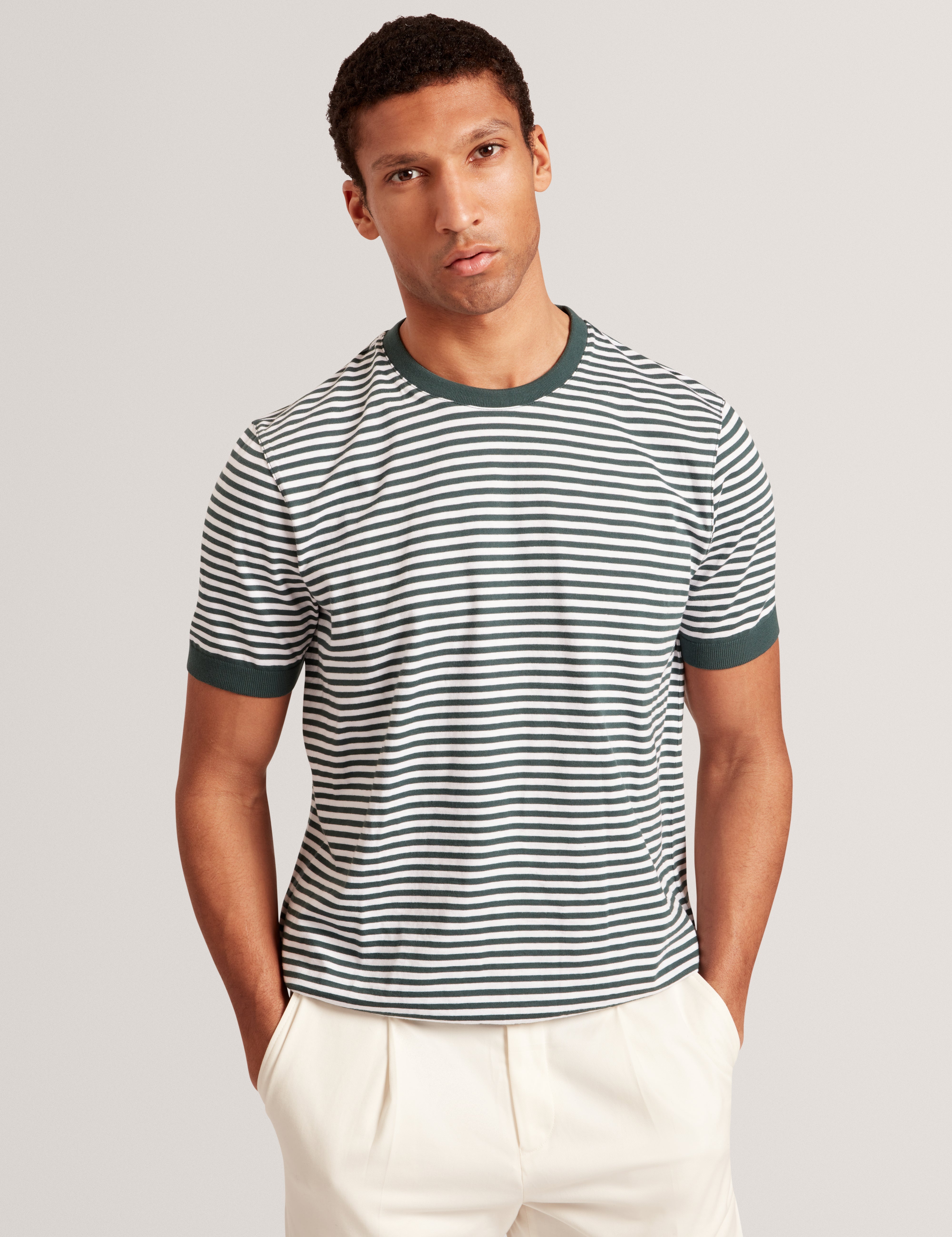 تي شيرت أورمي مخطط بأكمام قصيرة باللون الأخضر الداكن