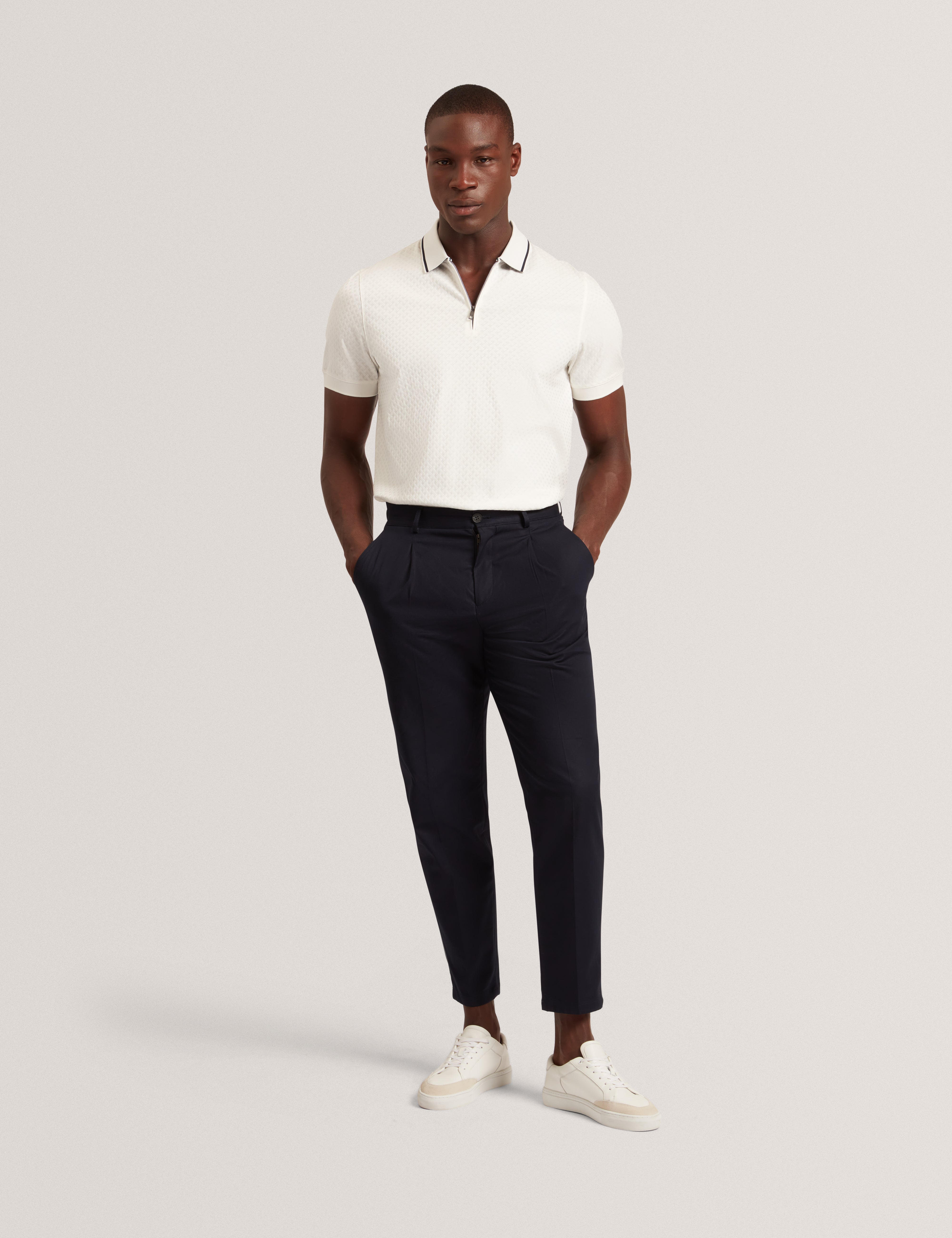 قميص بولو Cophen بأكمام قصيرة وخياطة عادية باللون الأبيض