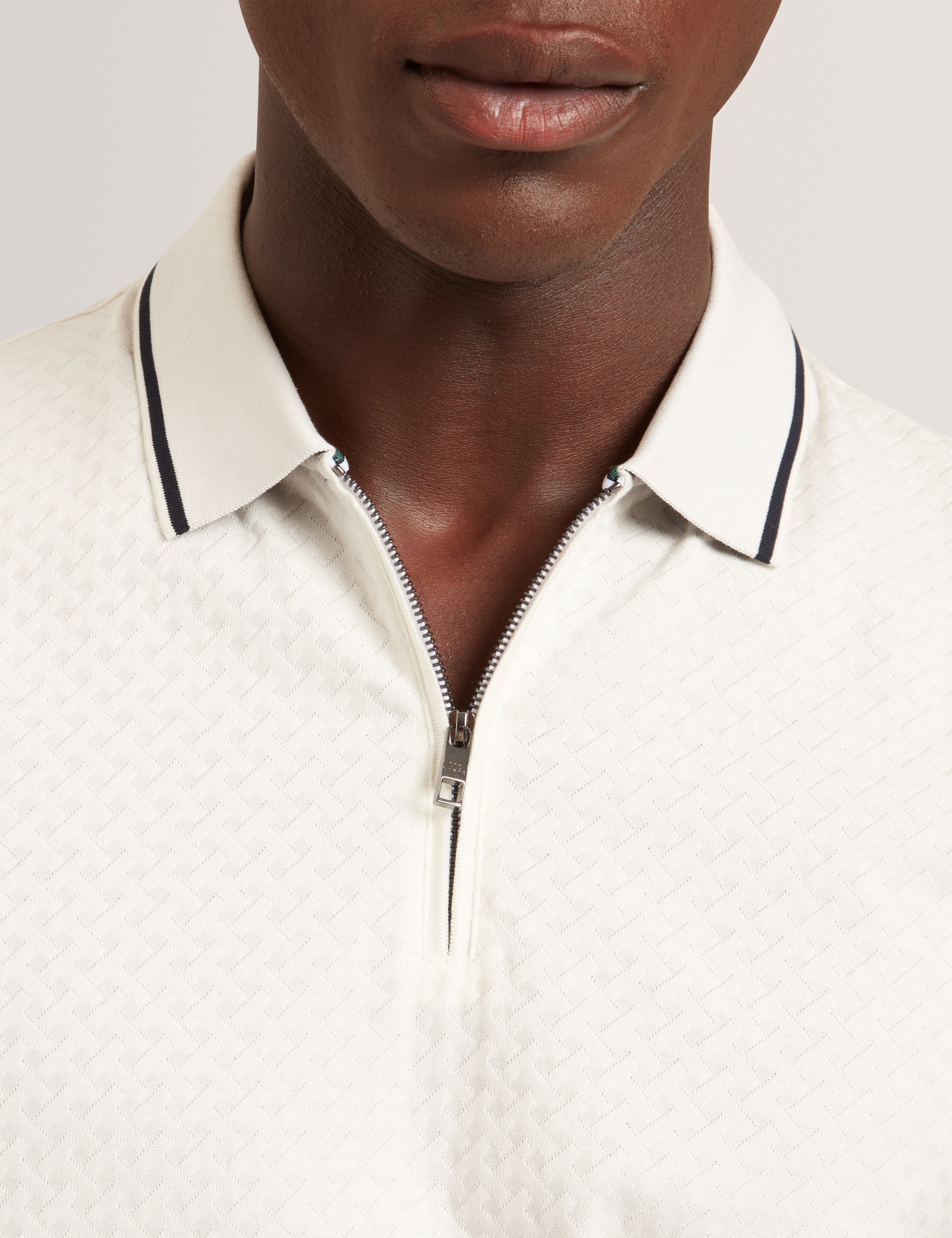 قميص بولو Cophen بأكمام قصيرة وخياطة عادية باللون الأبيض