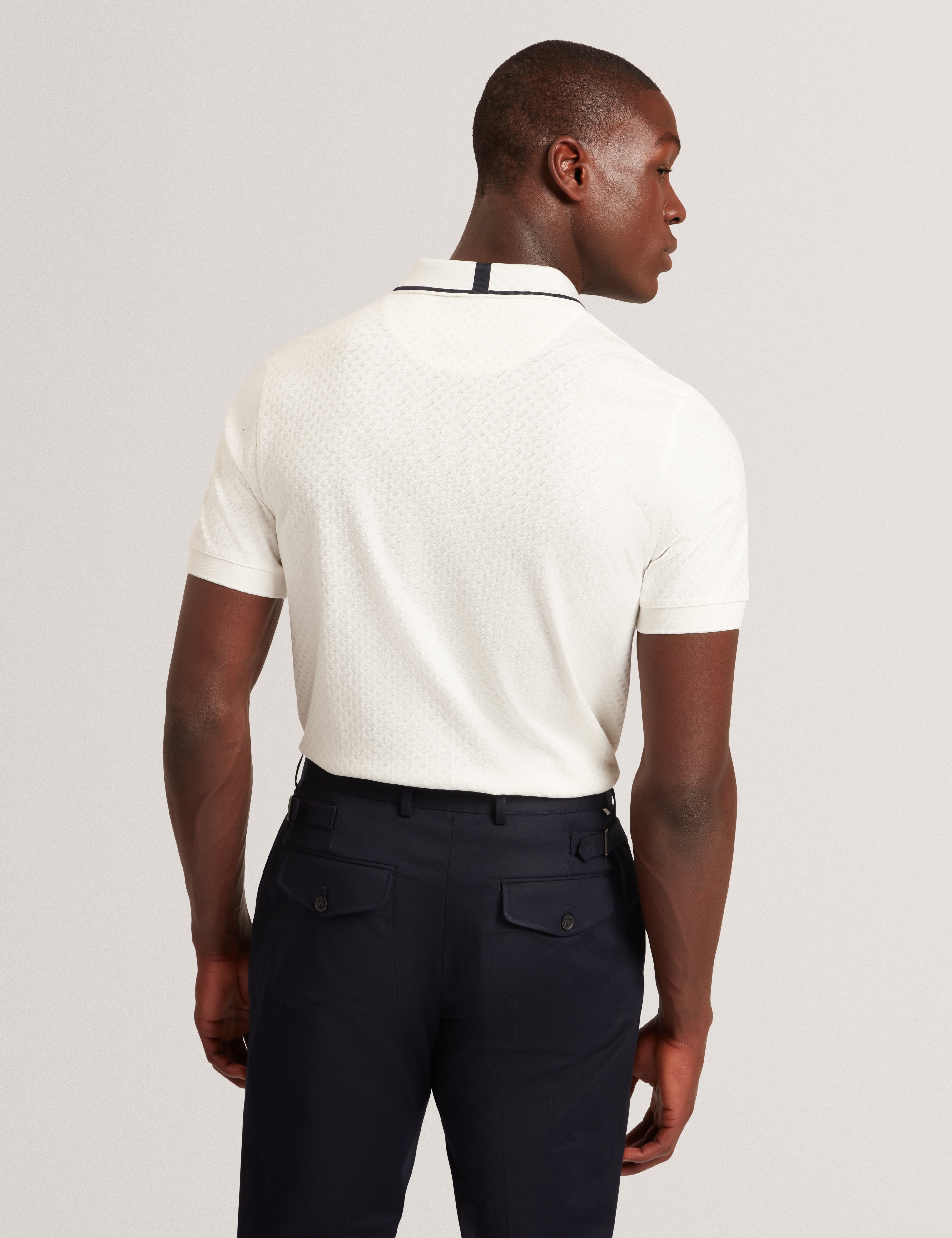 قميص بولو Cophen بأكمام قصيرة وخياطة عادية باللون الأبيض