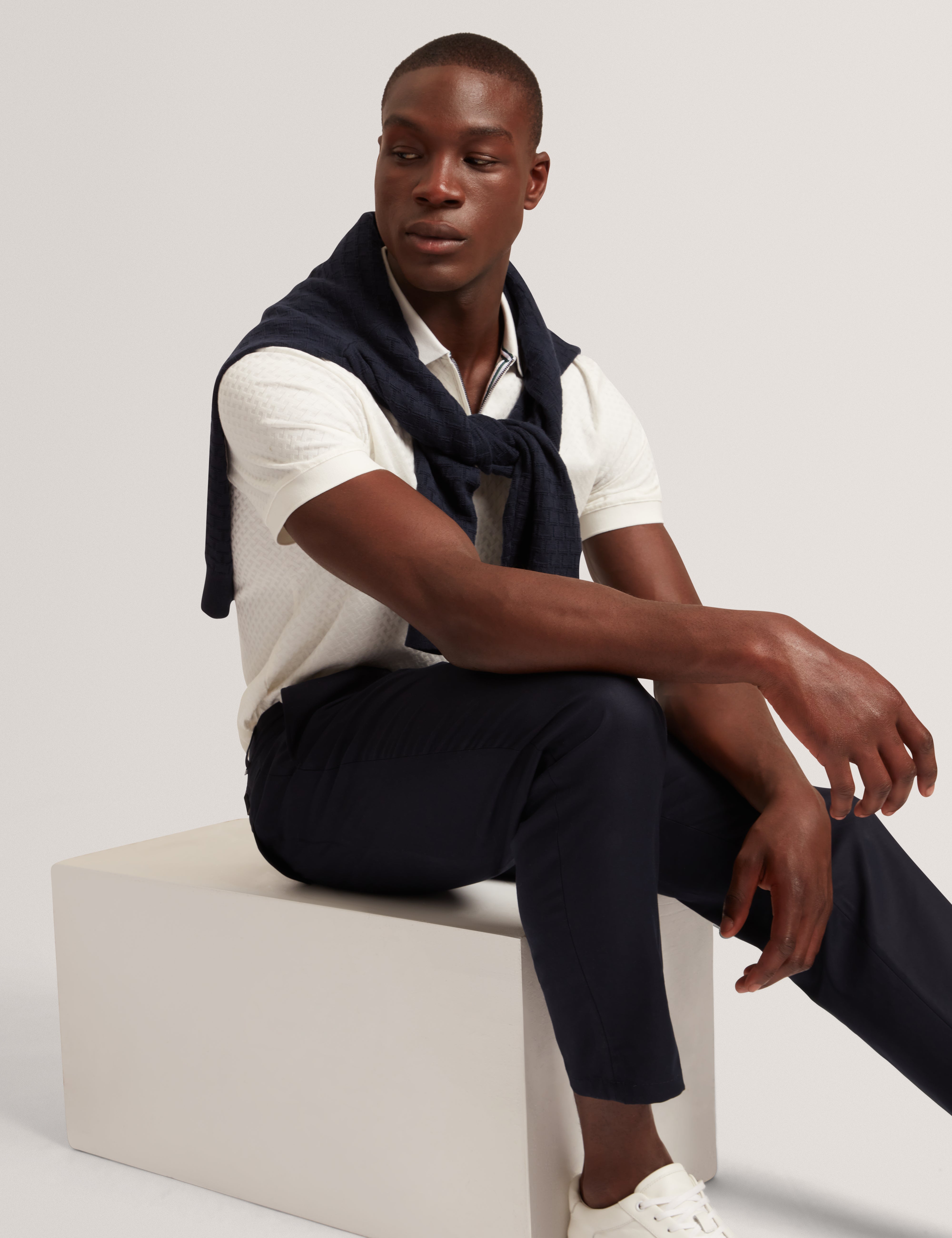 قميص بولو Cophen بأكمام قصيرة وخياطة عادية باللون الأبيض