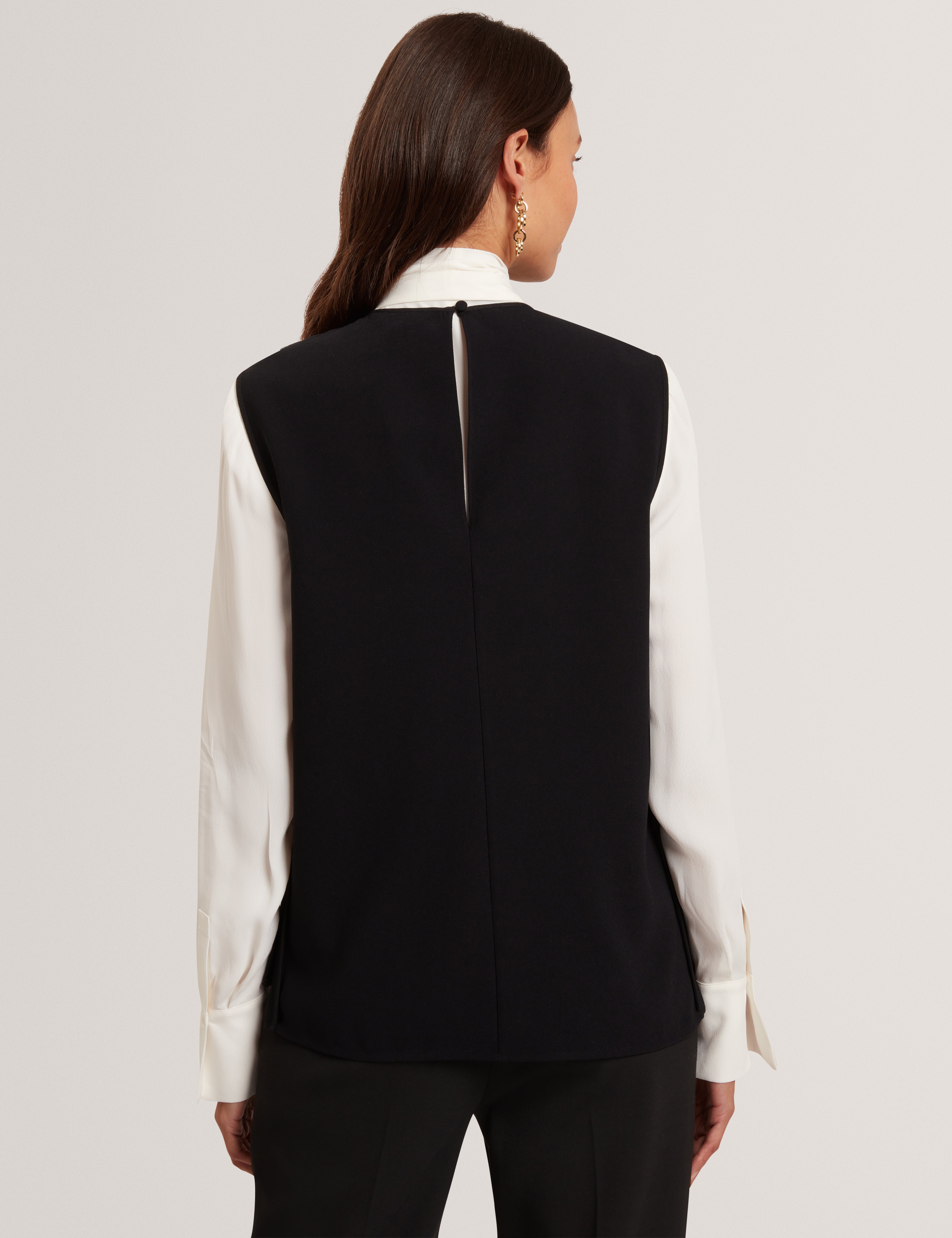 بلوزة مارميا بدون أكمام بتفاصيل حواف سوداء