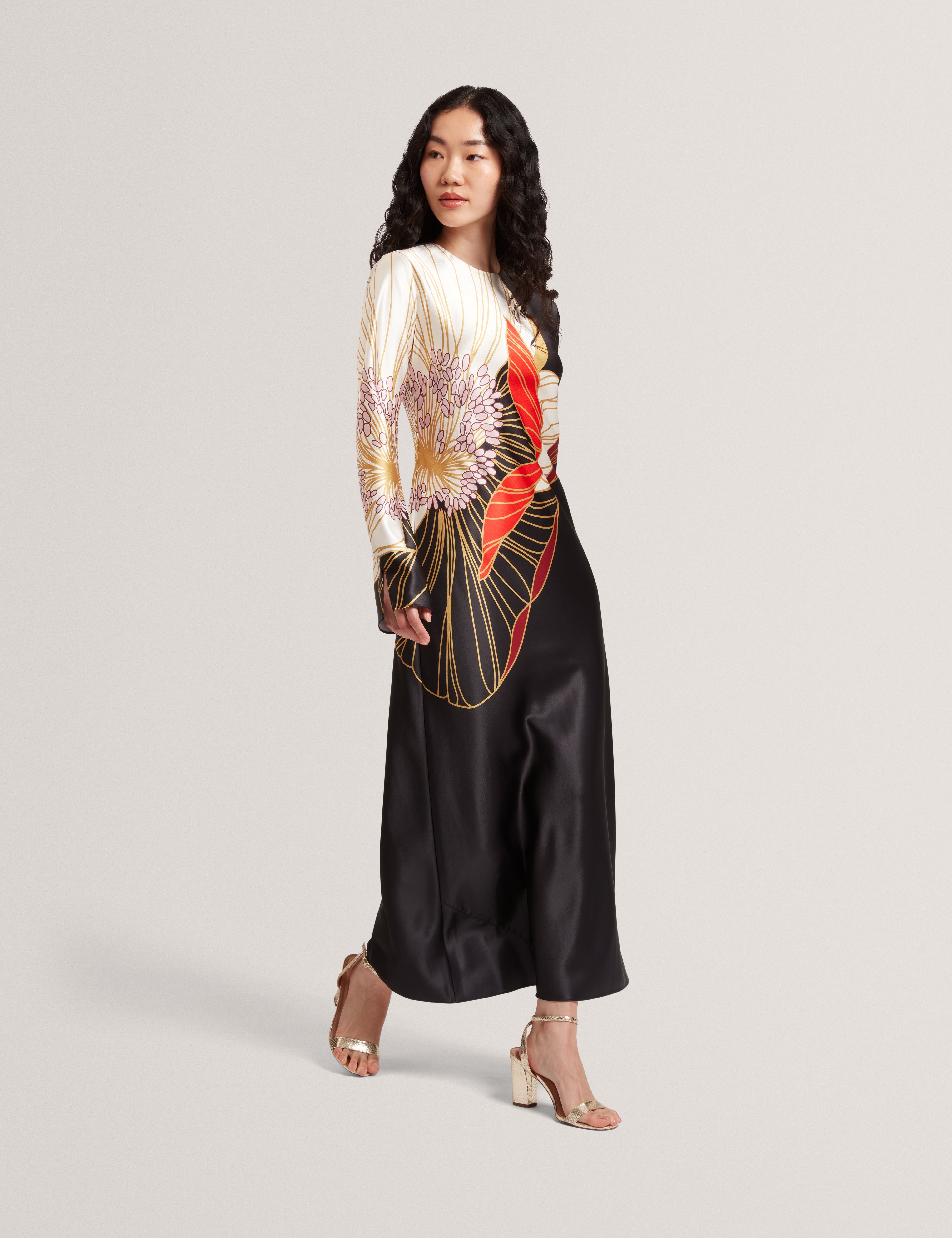 فستان أسود ميدي بأكمام طويلة وطبعة جذابة