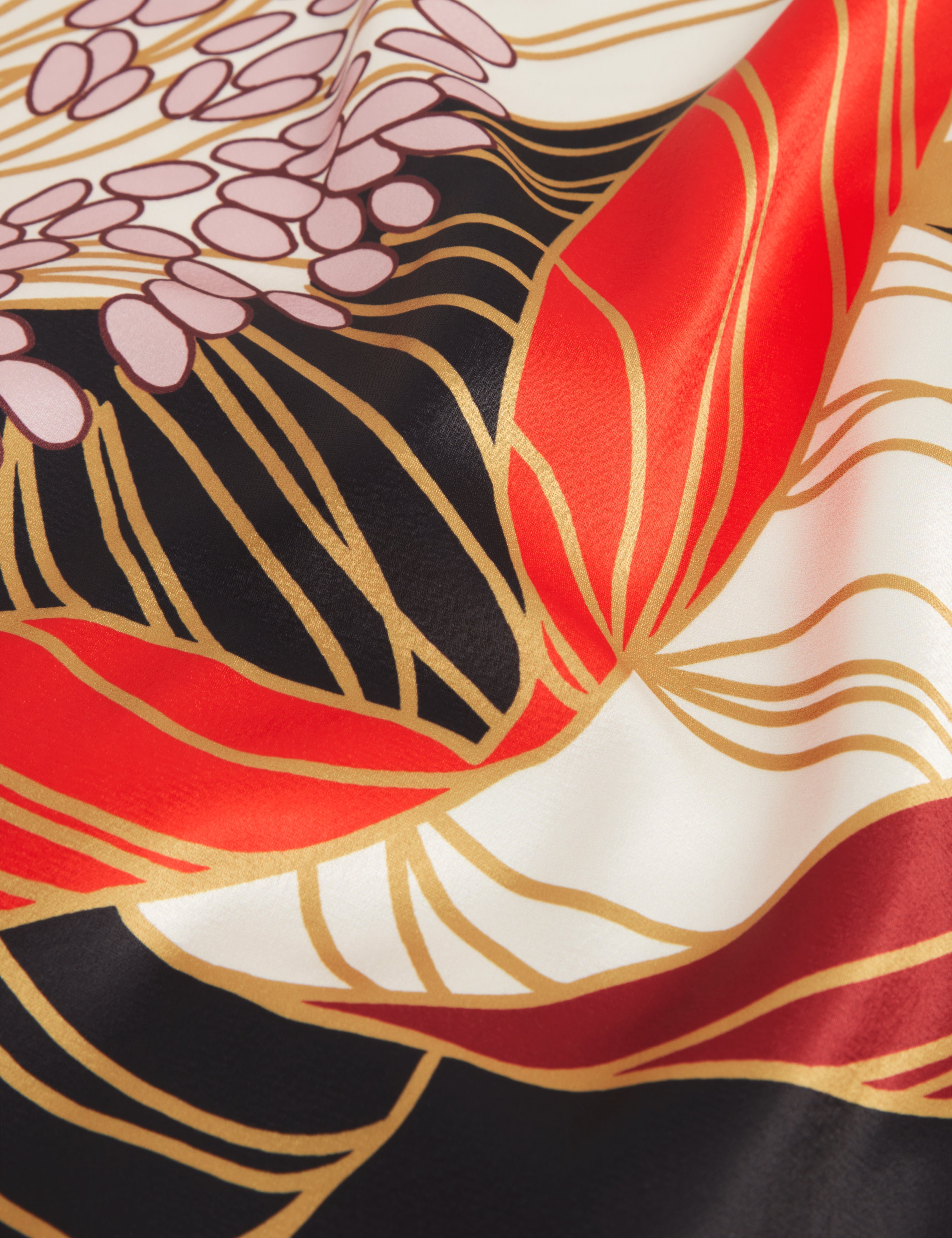 فستان أسود ميدي بأكمام طويلة وطبعة جذابة