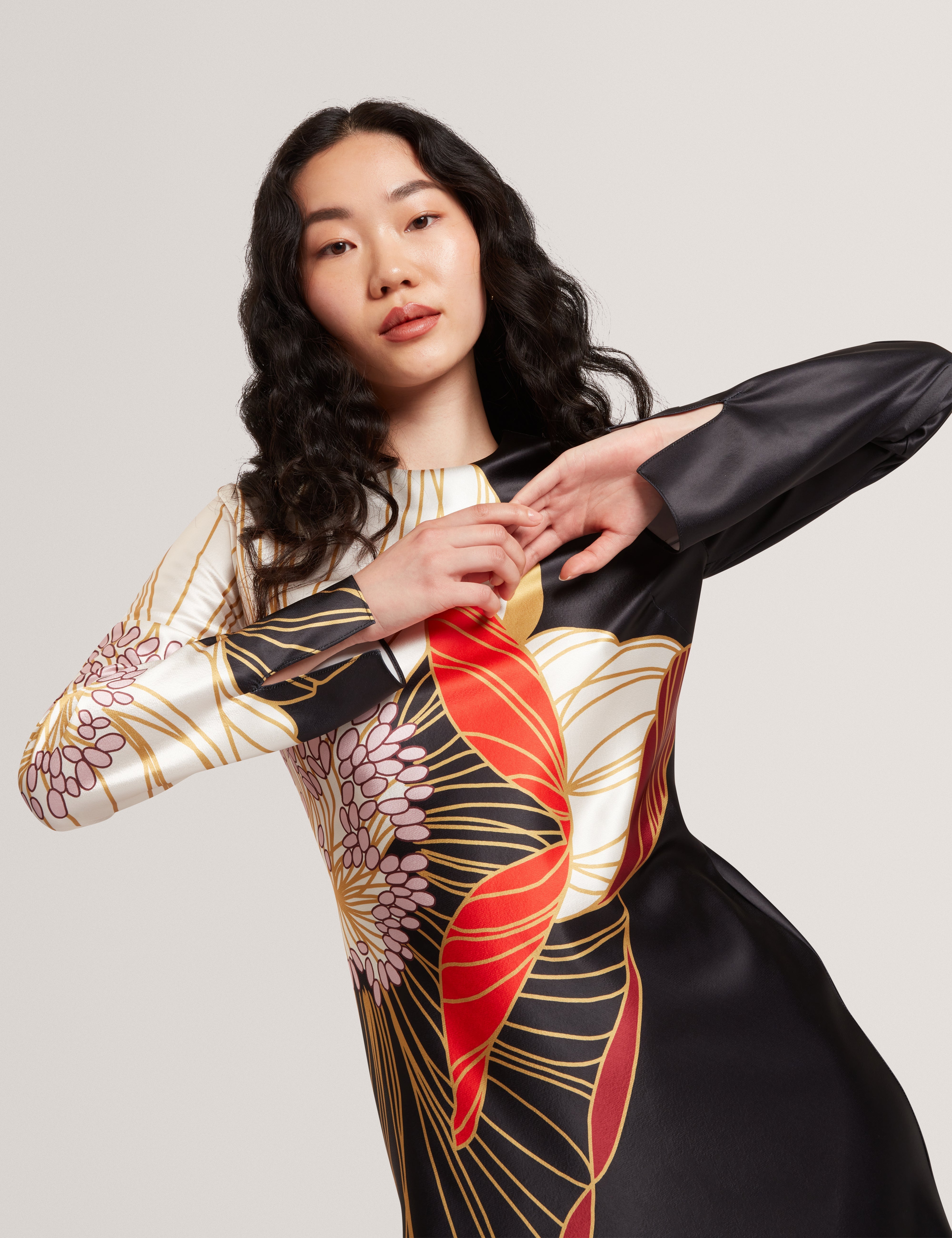 فستان أسود ميدي بأكمام طويلة وطبعة جذابة