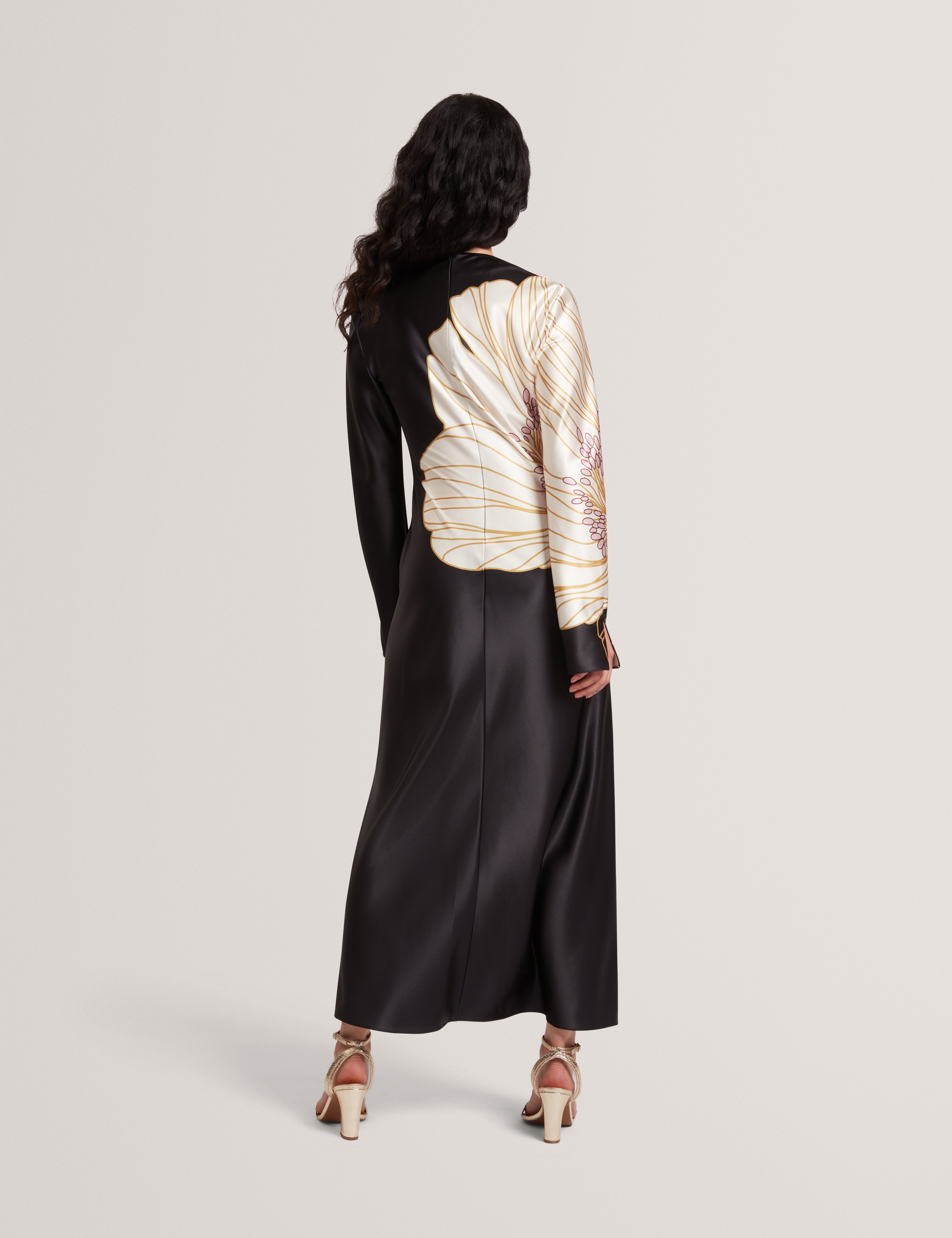 فستان أسود ميدي بأكمام طويلة وطبعة جذابة