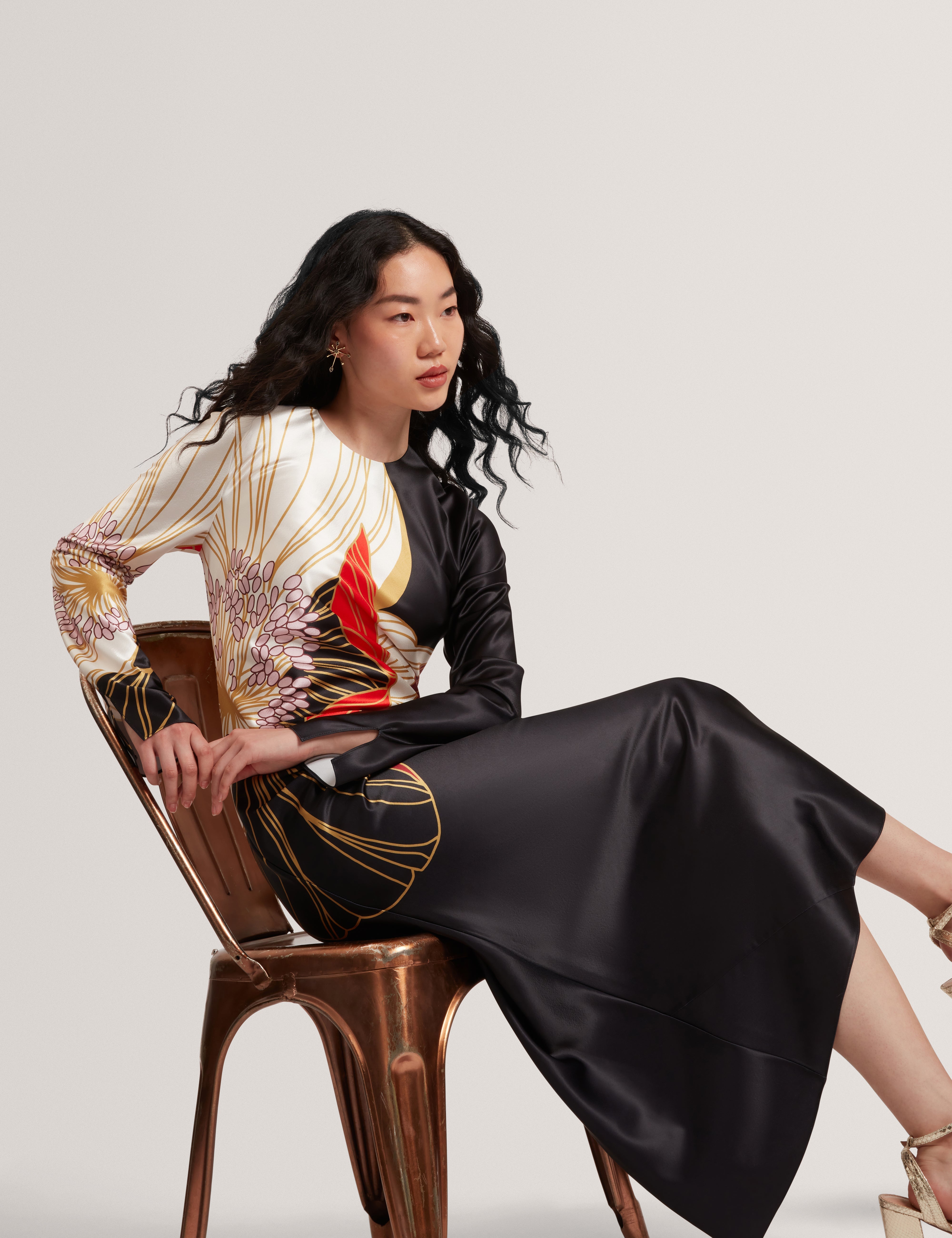 فستان أسود ميدي بأكمام طويلة وطبعة جذابة