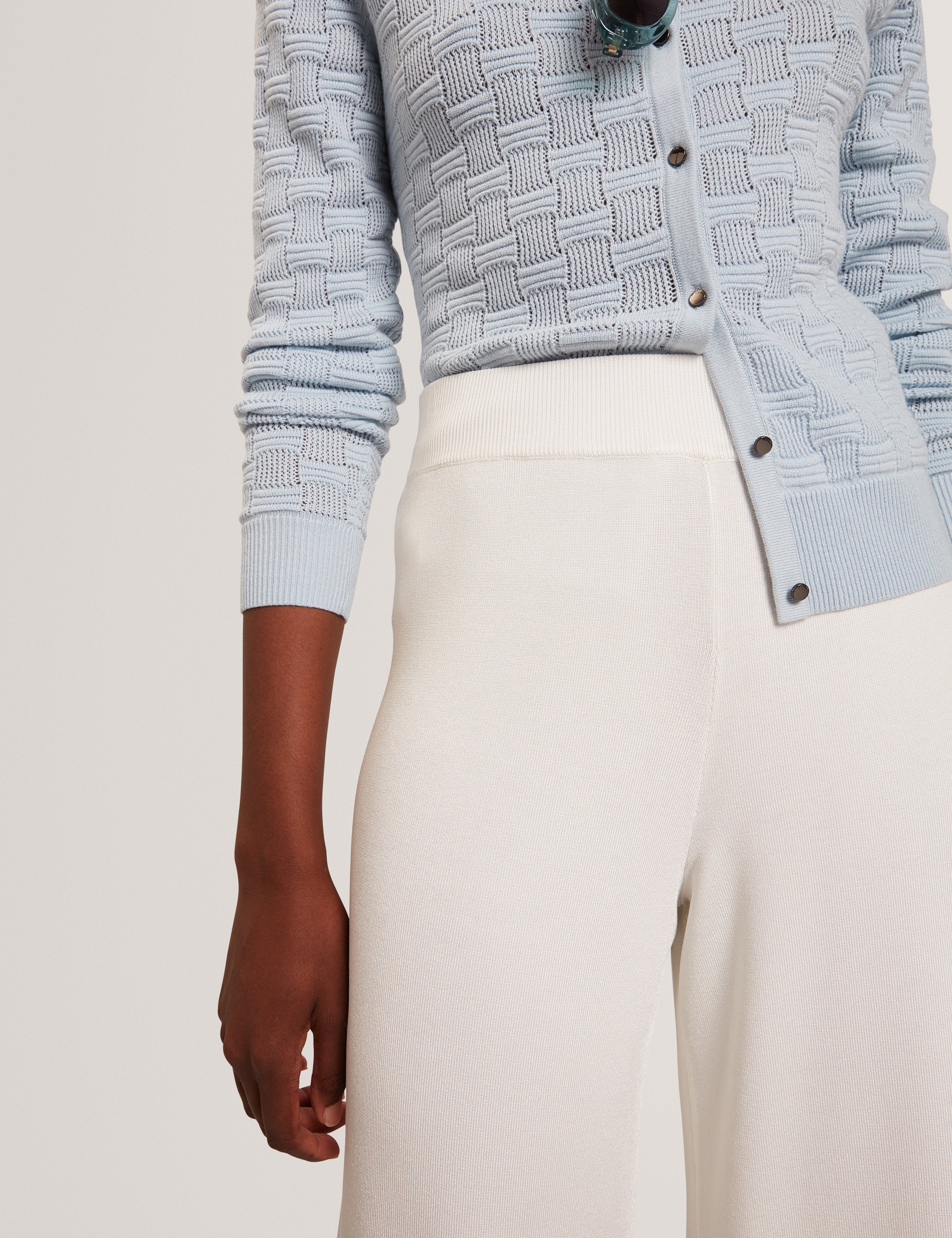 بنطلون ماتيلي واسع الساق محبوك باللون العاجي