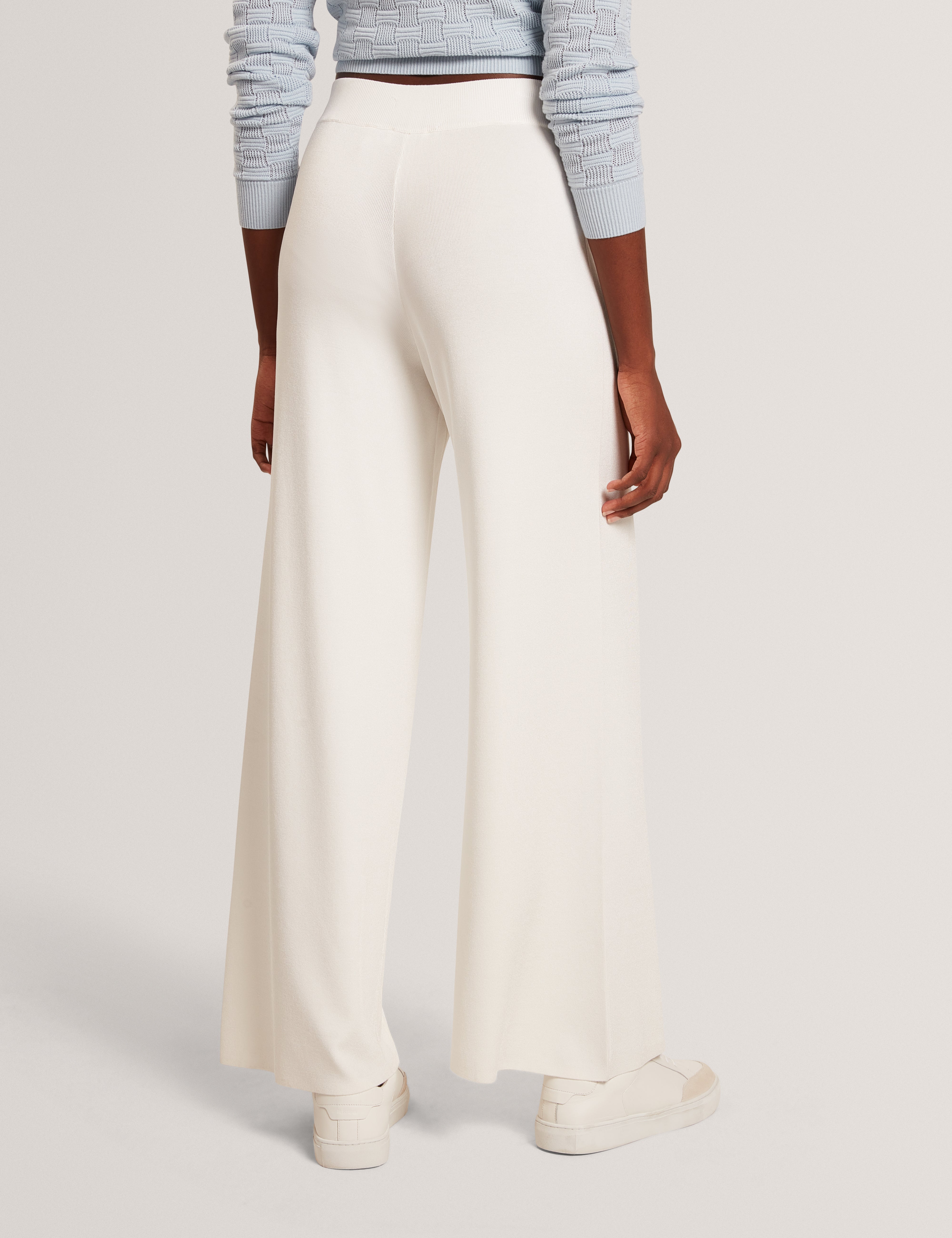 بنطلون ماتيلي واسع الساق محبوك باللون العاجي