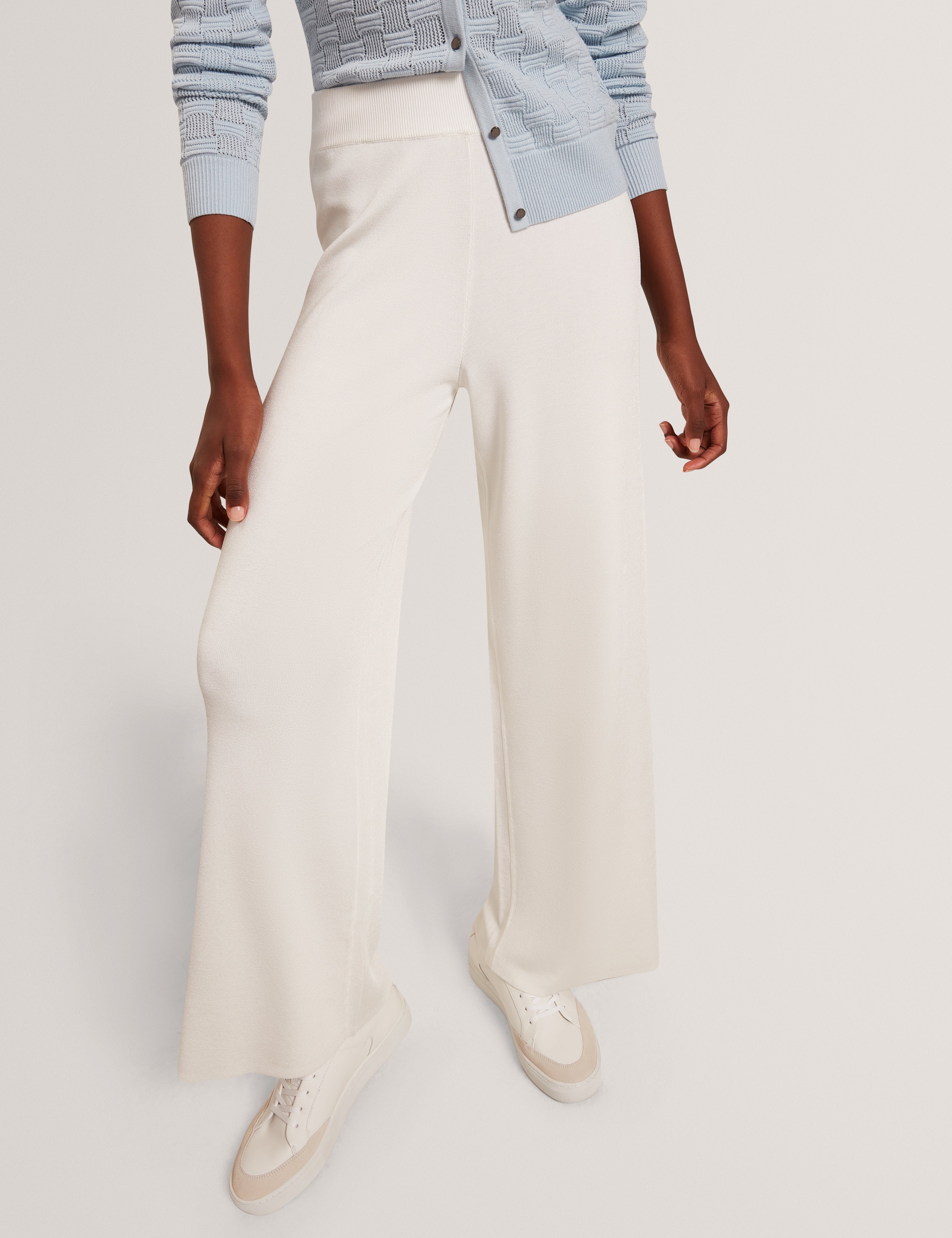 بنطلون ماتيلي واسع الساق محبوك باللون العاجي