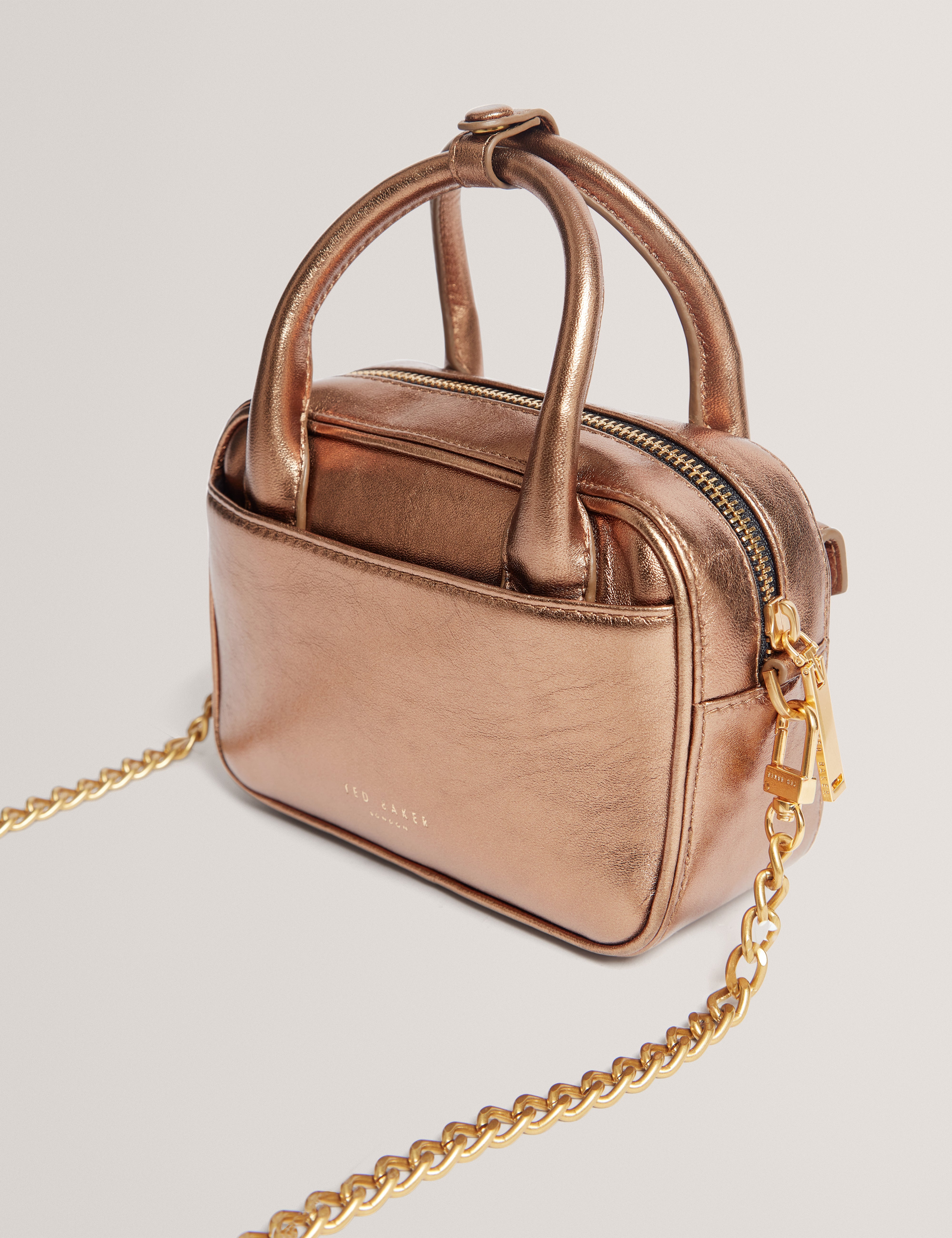 حقيبة جلدية صغيرة باللون الذهبي