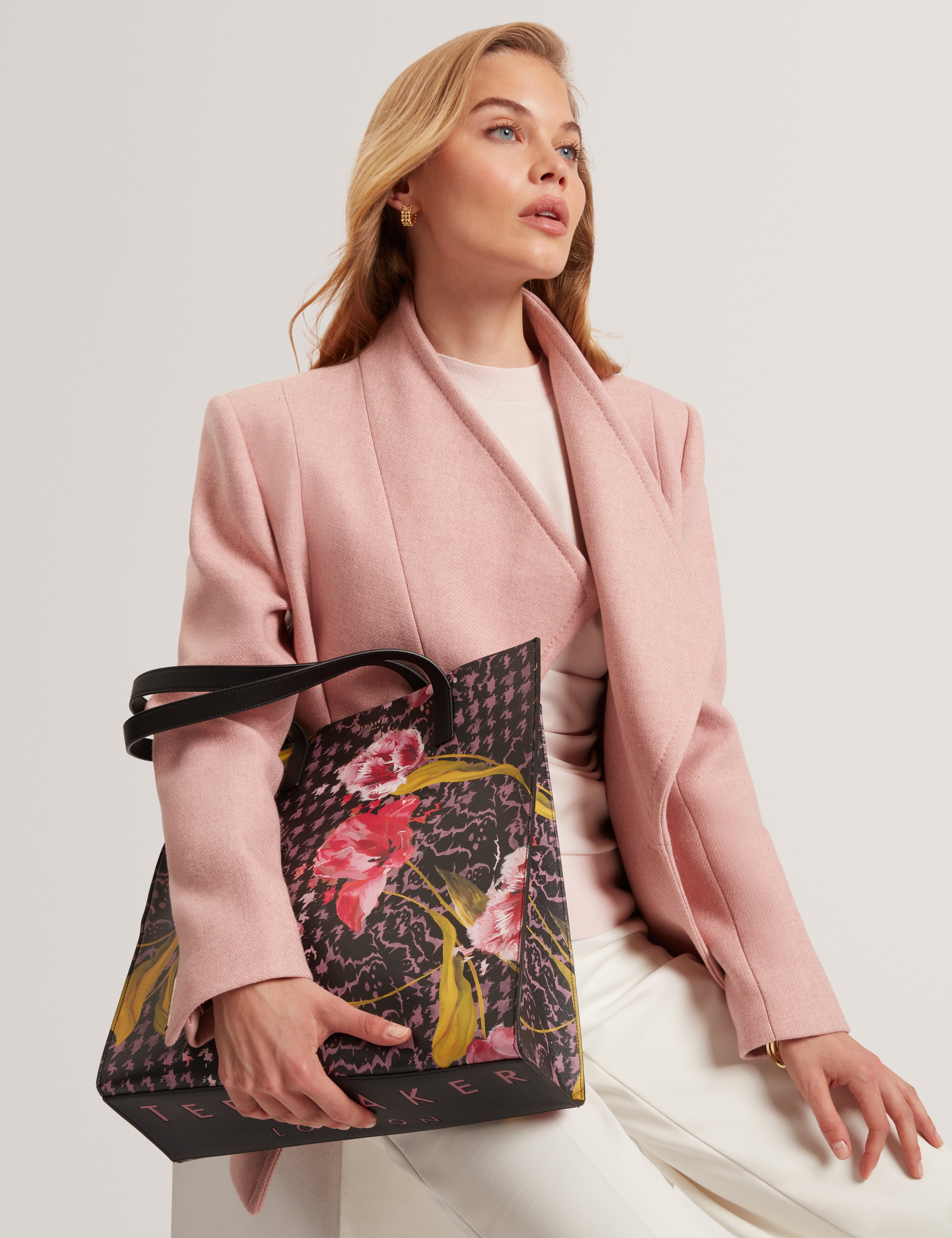 حقيبة توليسا الكبيرة ذات الطبعة الزهرية مع شعار العلامة التجارية، باللون الأسود.