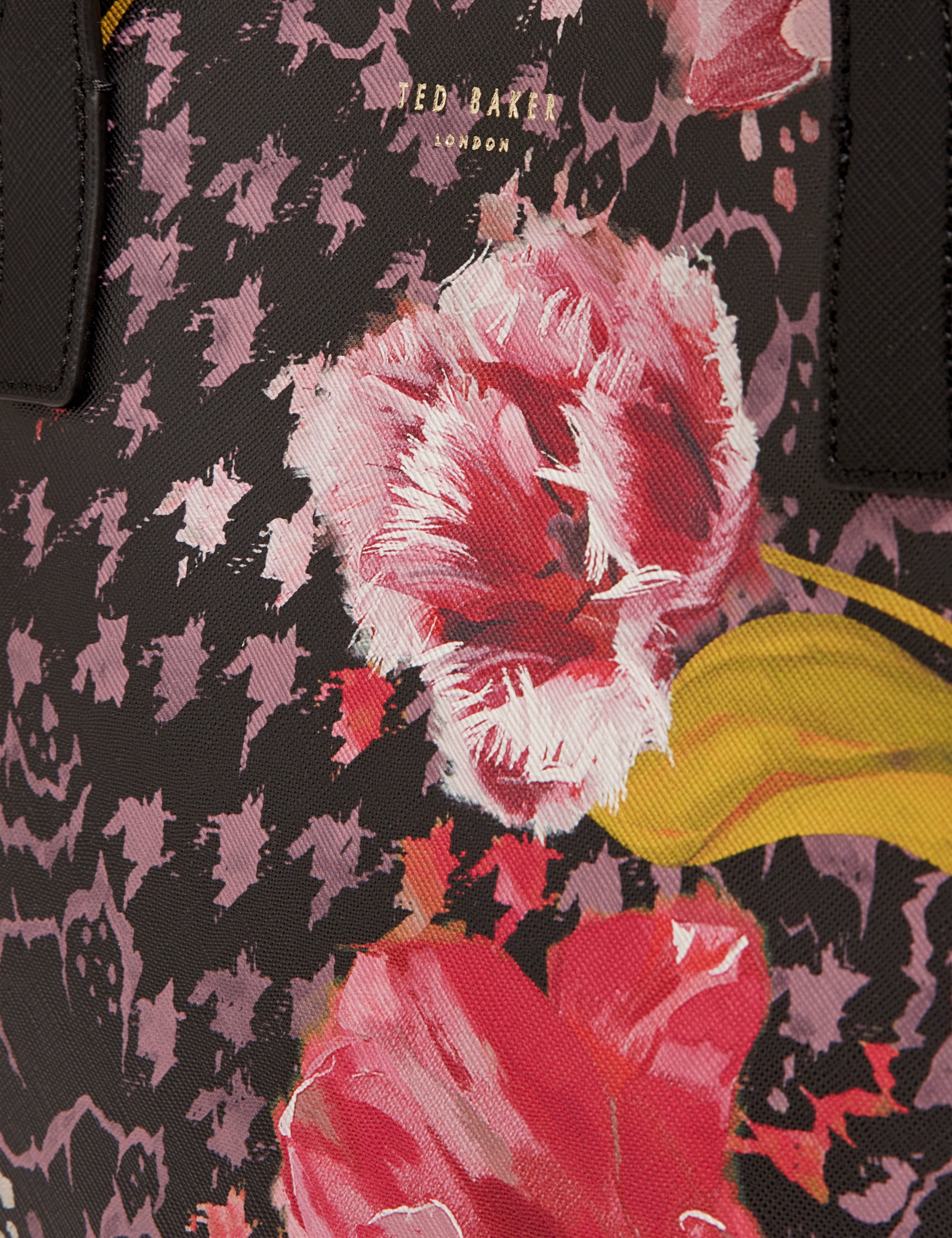 حقيبة توليسا الكبيرة ذات الطبعة الزهرية مع شعار العلامة التجارية، باللون الأسود.