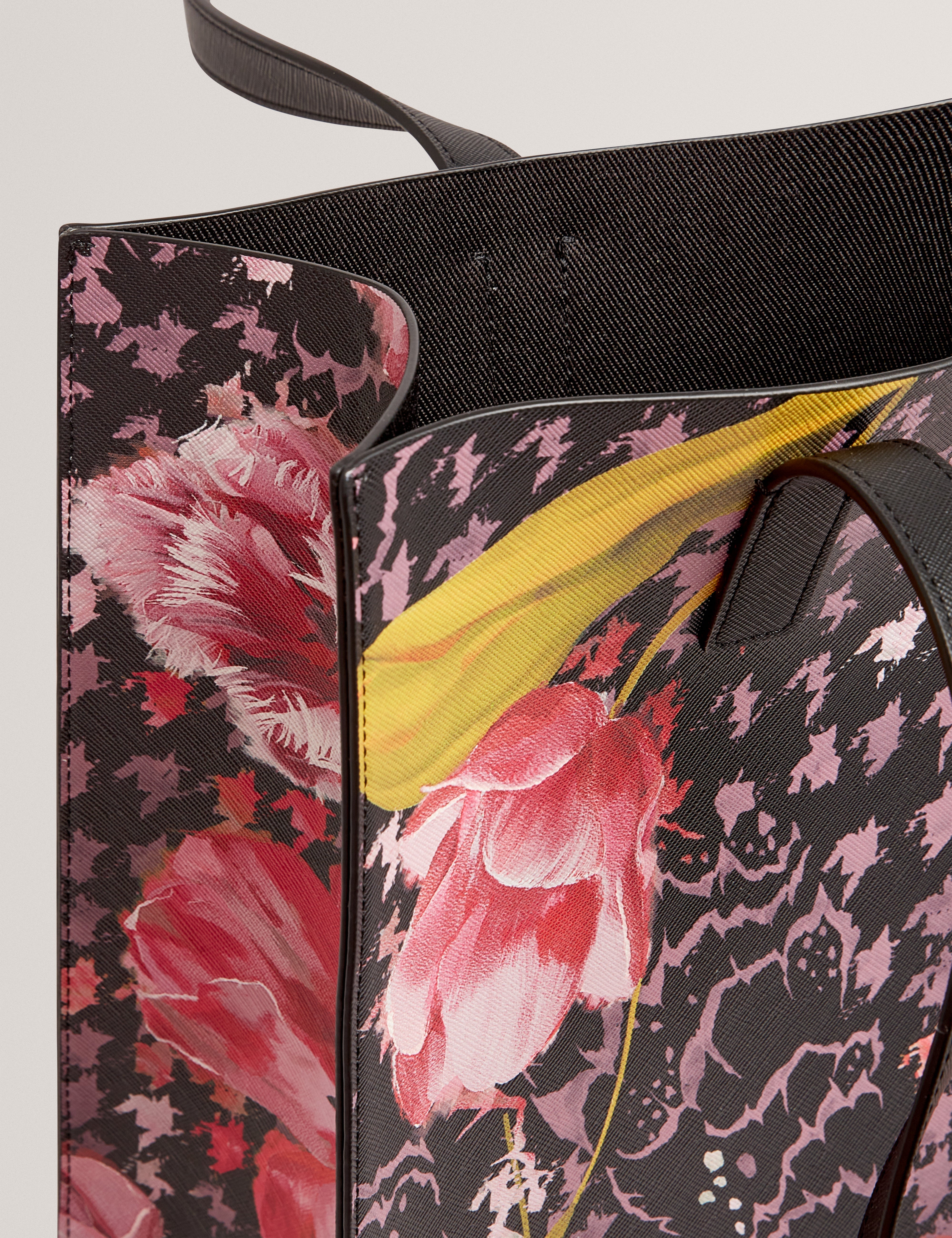 حقيبة توليسا الكبيرة ذات الطبعة الزهرية مع شعار العلامة التجارية، باللون الأسود.