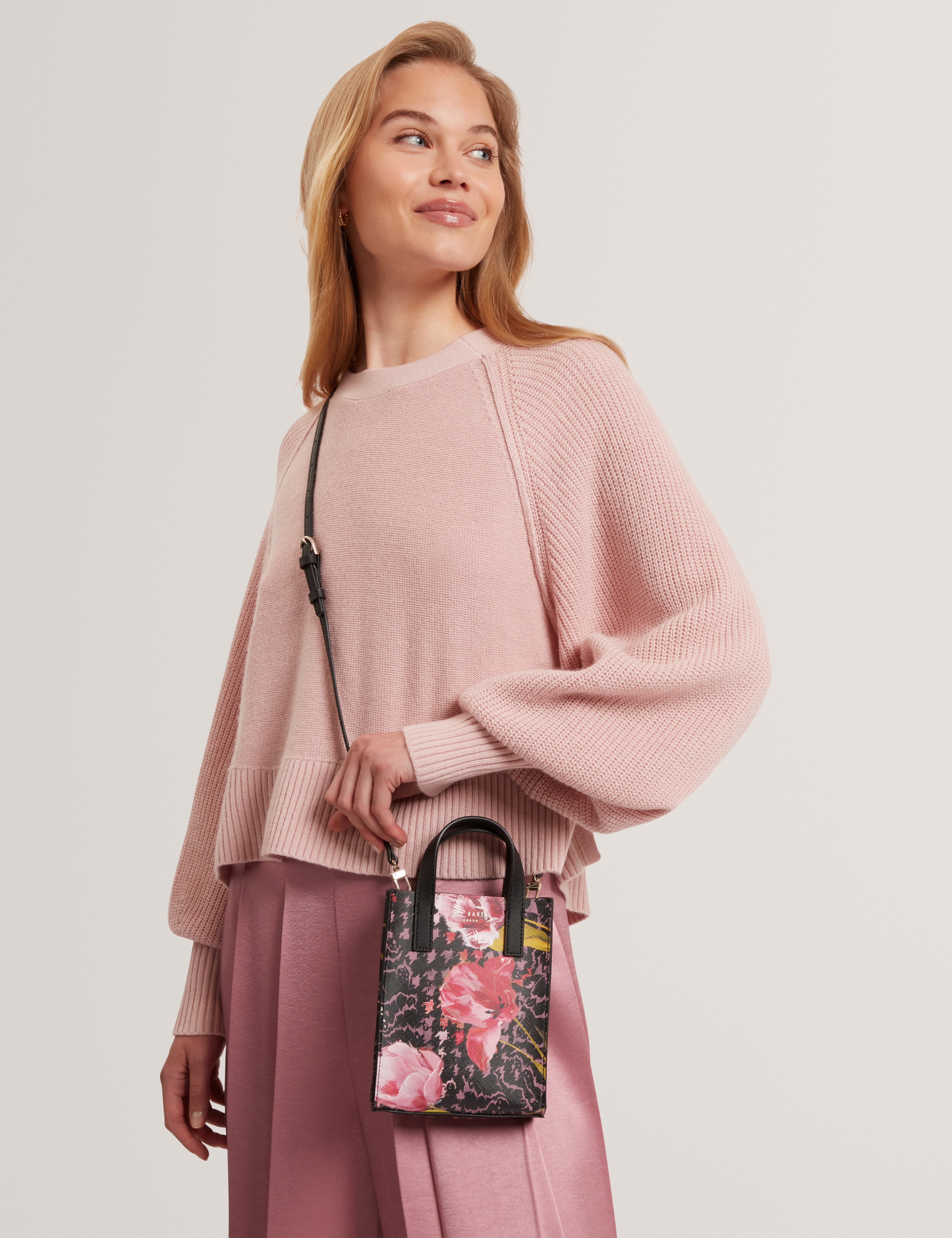 حقيبة تالورا المصغرة ذات النقش الزهري مع شعار العلامة التجارية، باللون الأسود.