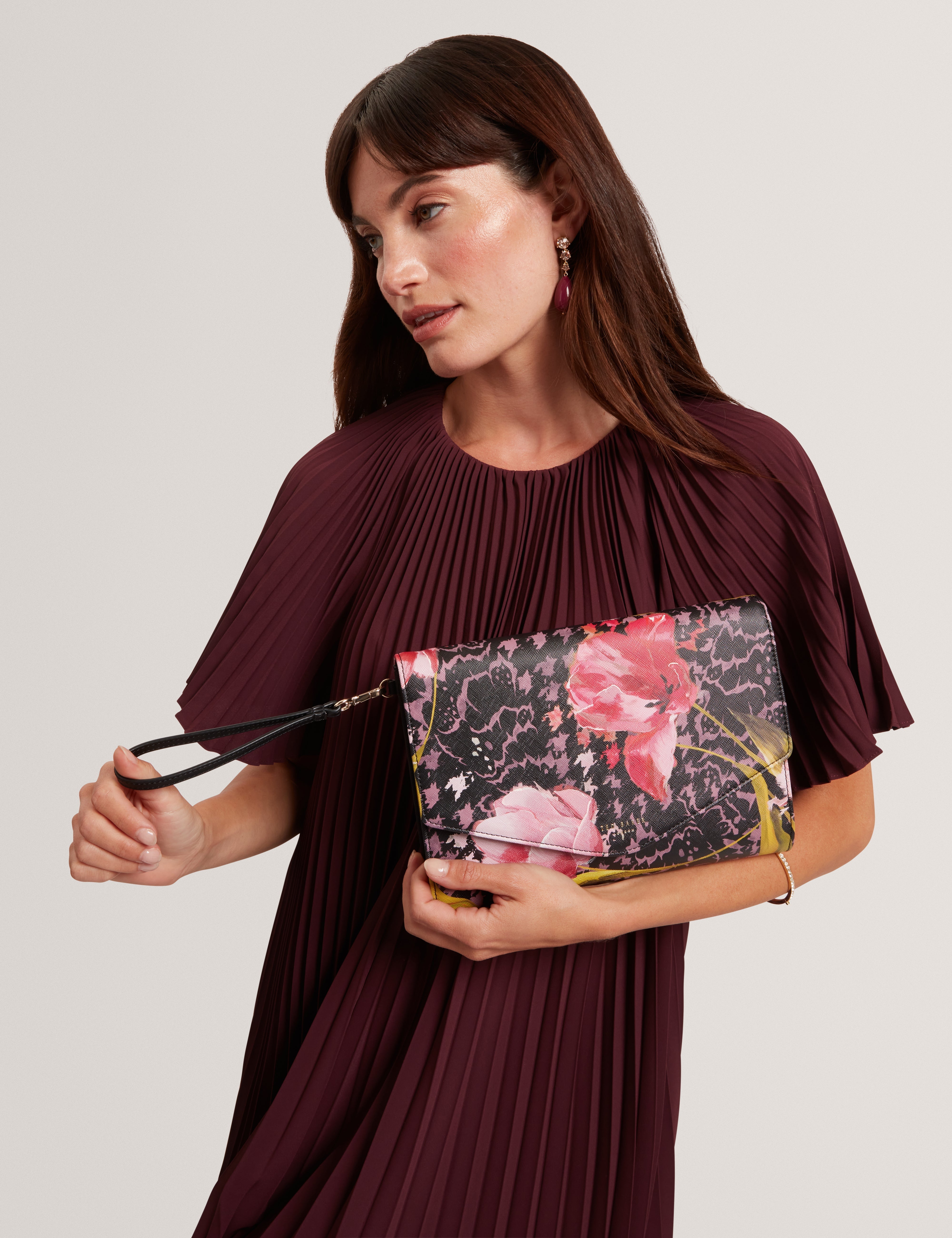 تارلا حقيبة باوتش صغيرة سوداء بنقشة فلورال