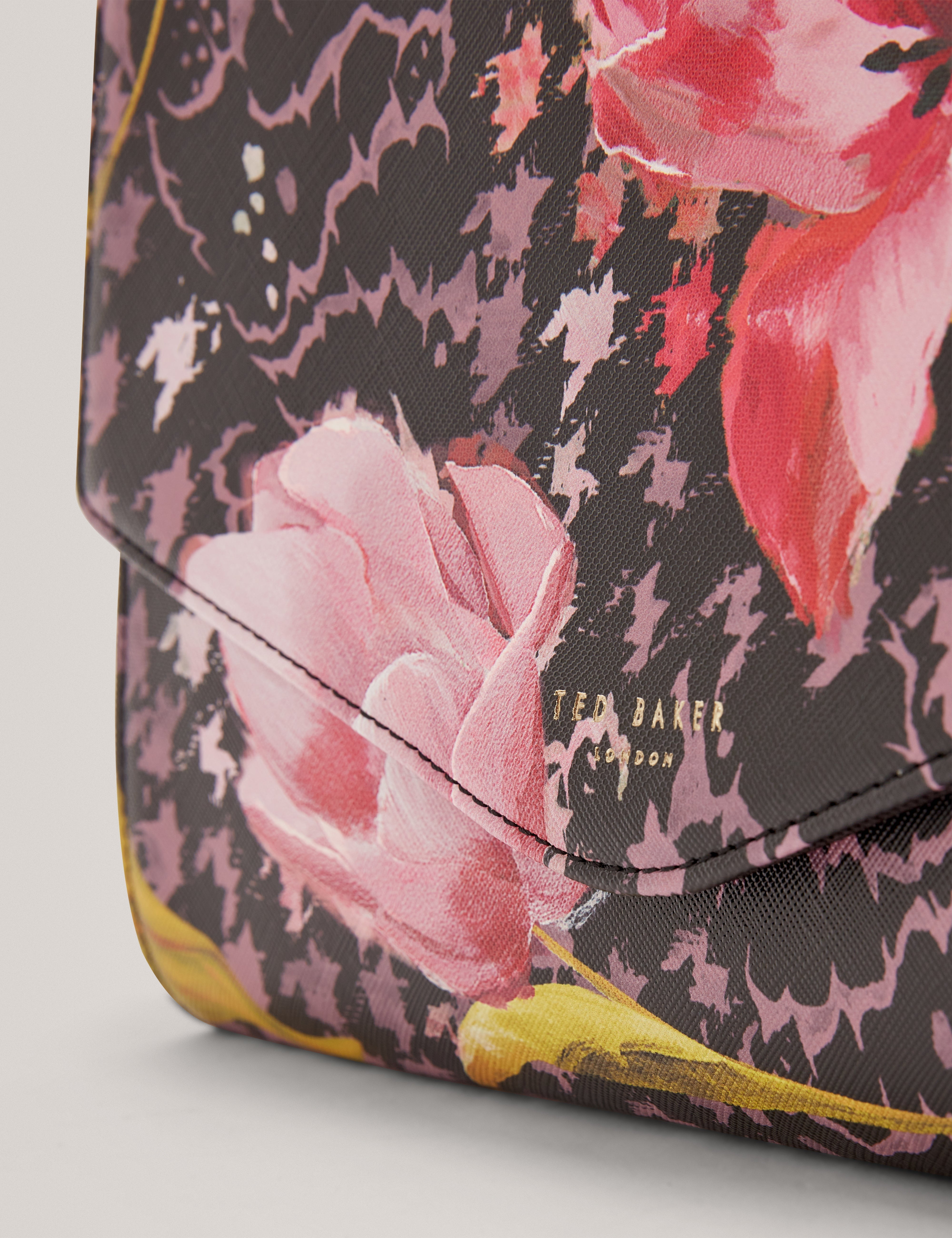 تارلا حقيبة باوتش صغيرة سوداء بنقشة فلورال