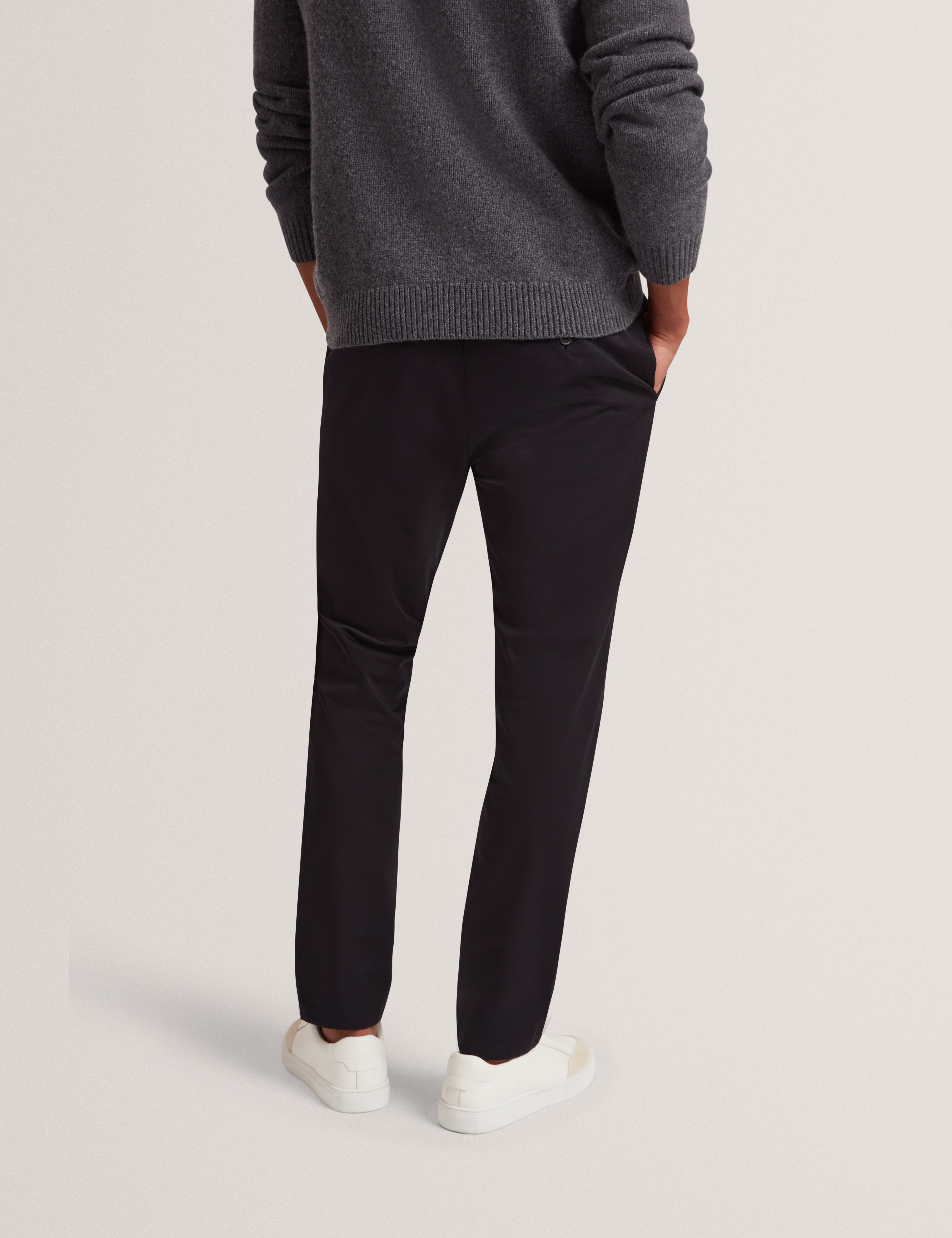 بنطلون شينو ضيق مرن من Howeton باللون الأسود