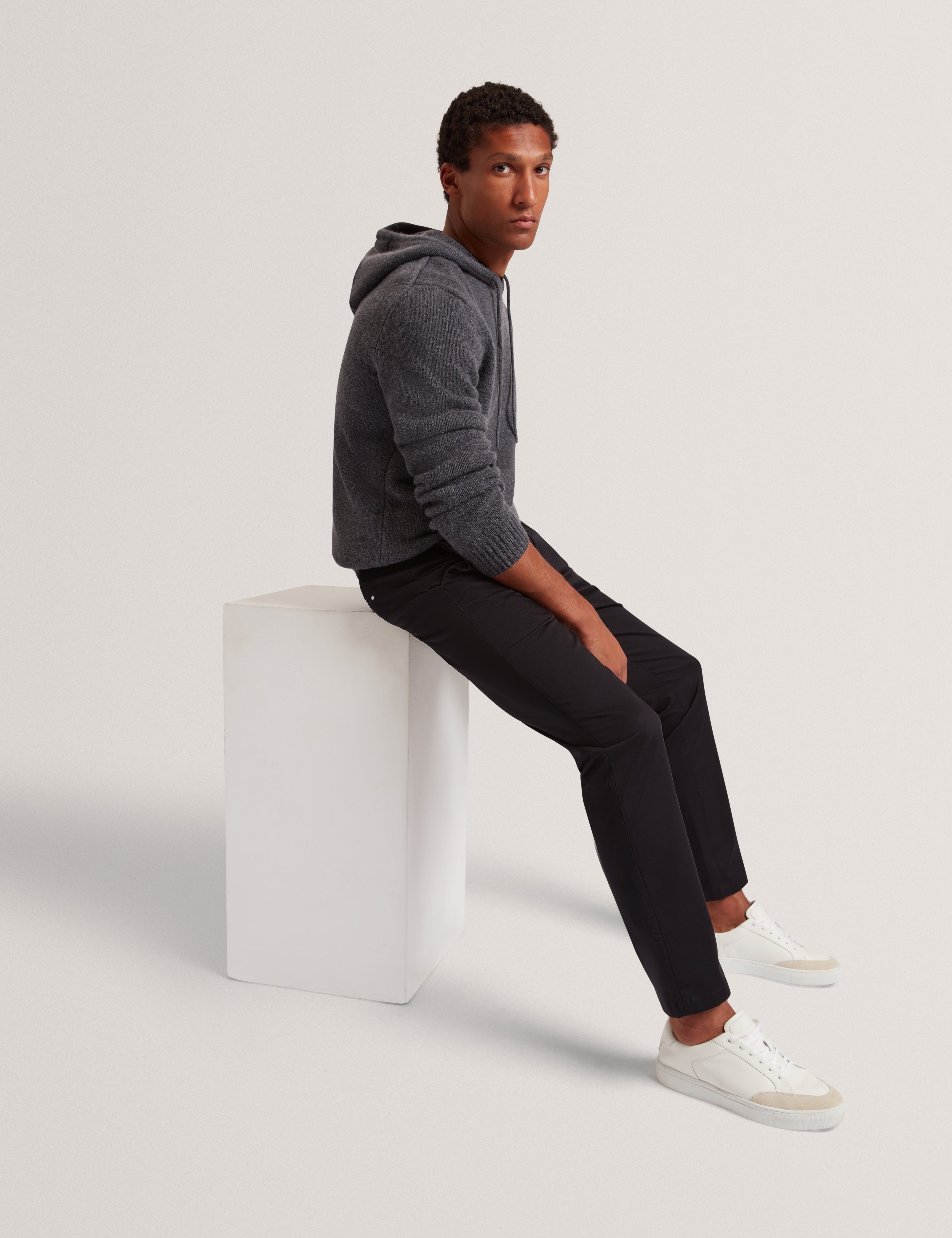 بنطلون شينو ضيق مرن من Howeton باللون الأسود