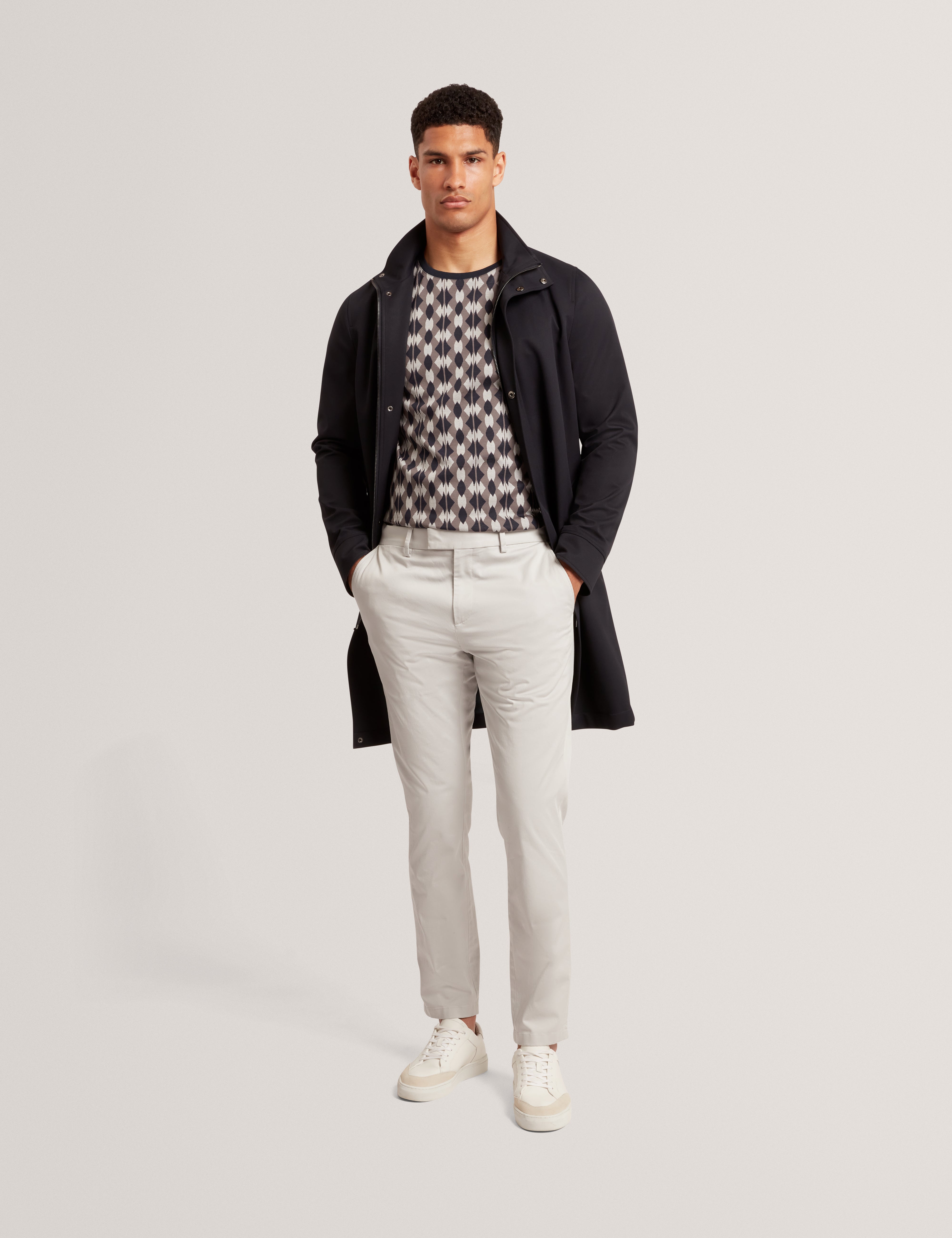 بنطلون شينو ضيق قابل للتمدد من Howeton باللون الرمادي الفاتح