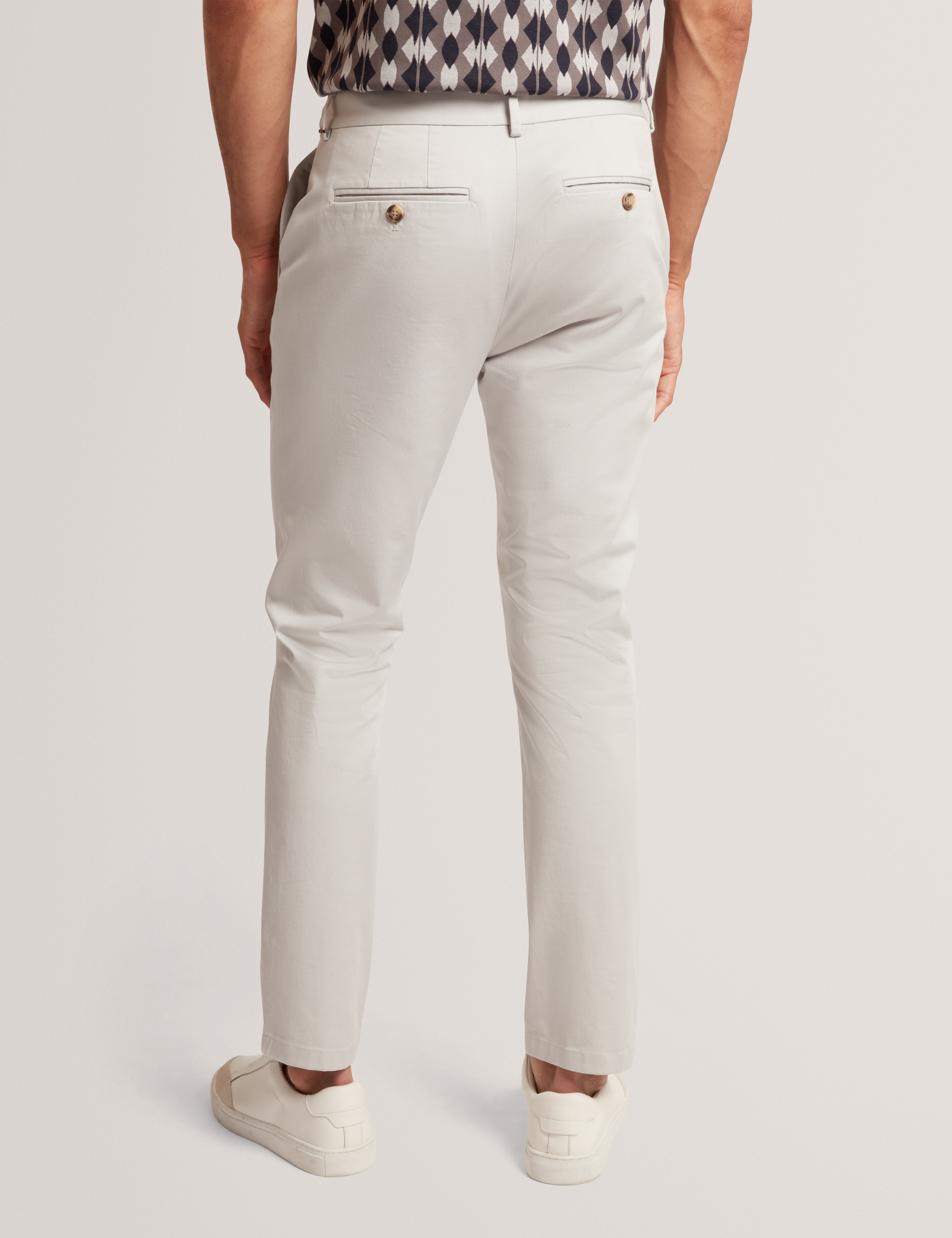 بنطلون شينو ضيق قابل للتمدد من Howeton باللون الرمادي الفاتح