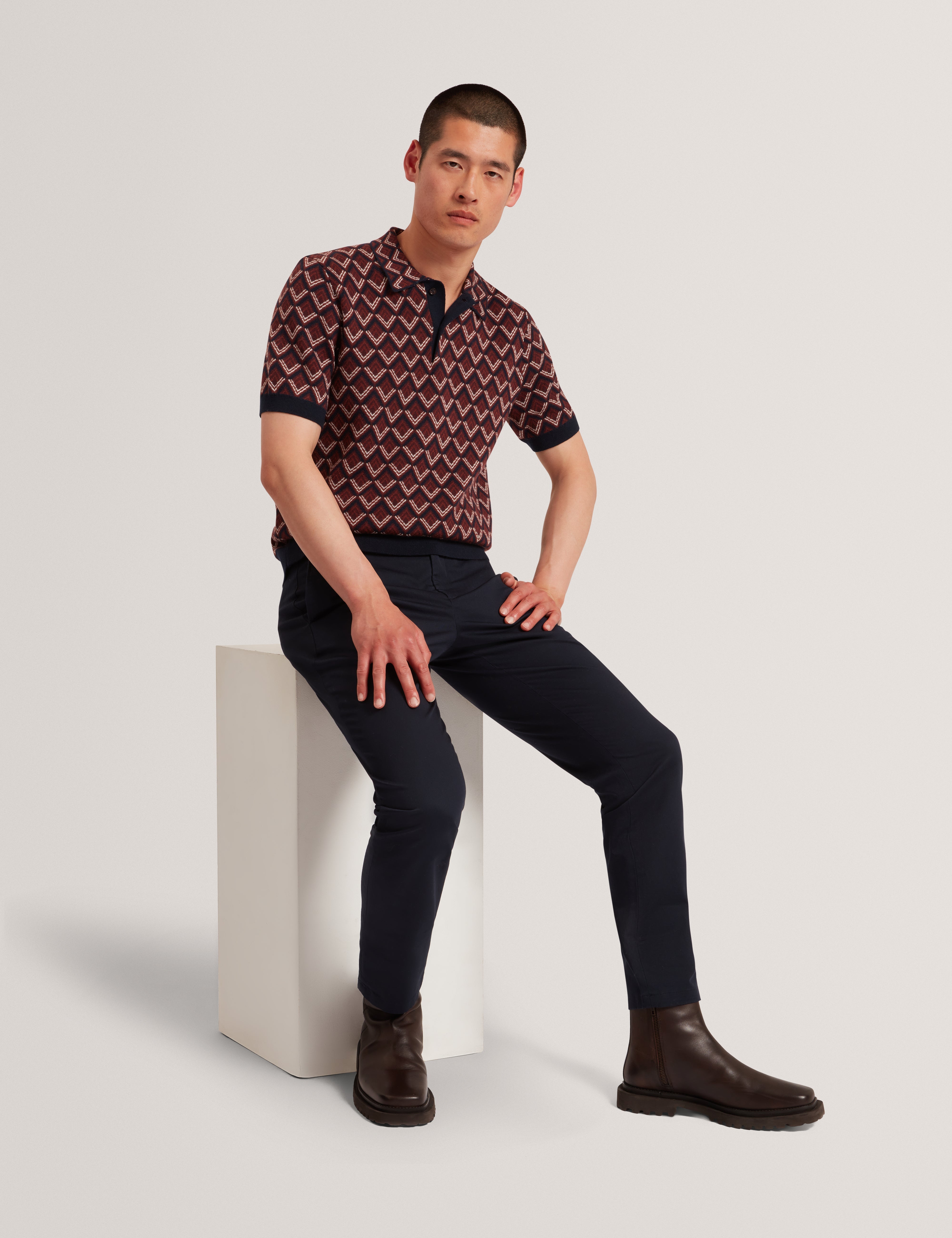 بنطلون شينو ضيق قابل للتمدد من Howeton باللون البحري