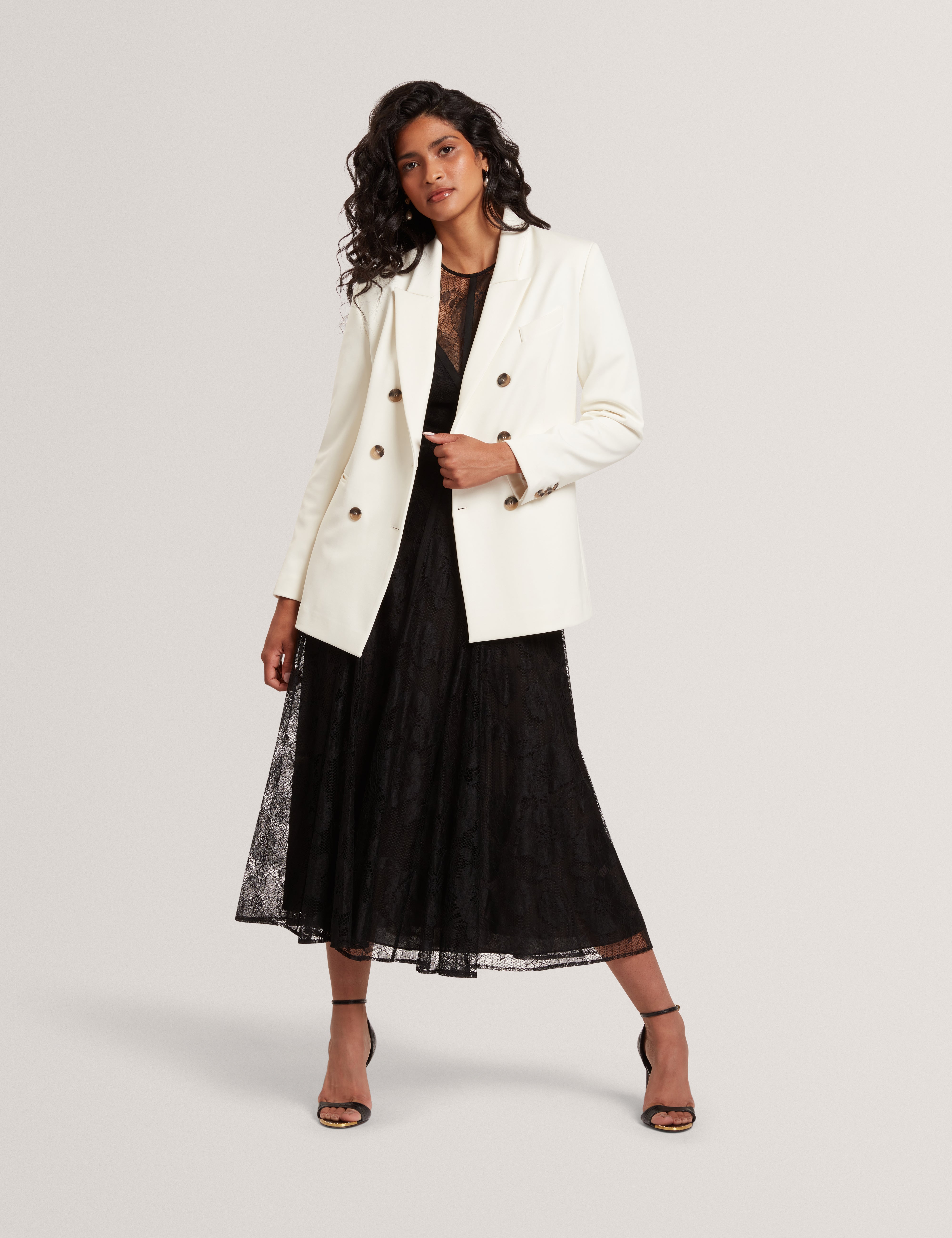 باولين بليزر بصدر مزدوج لون عاجي