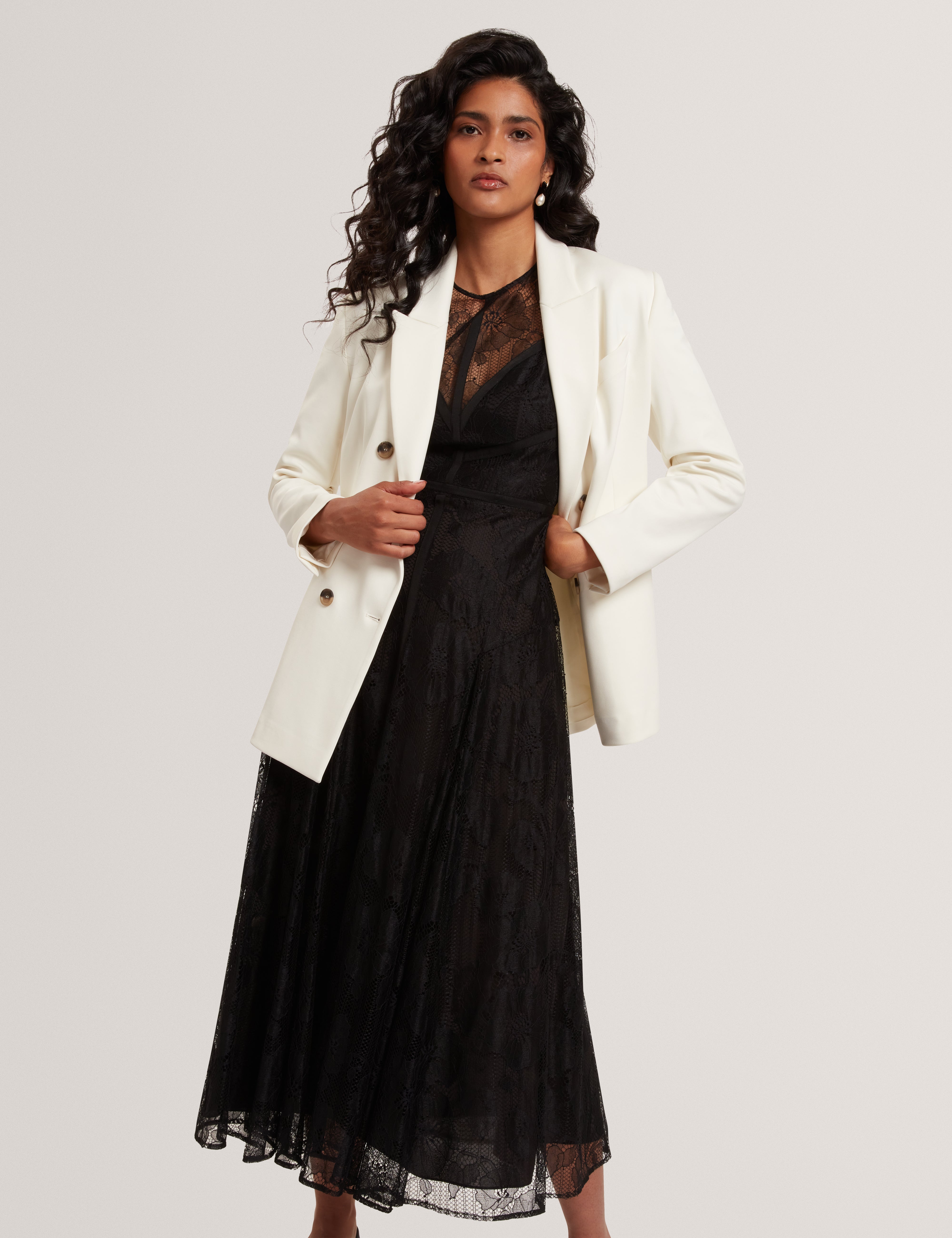 باولين بليزر بصدر مزدوج لون عاجي