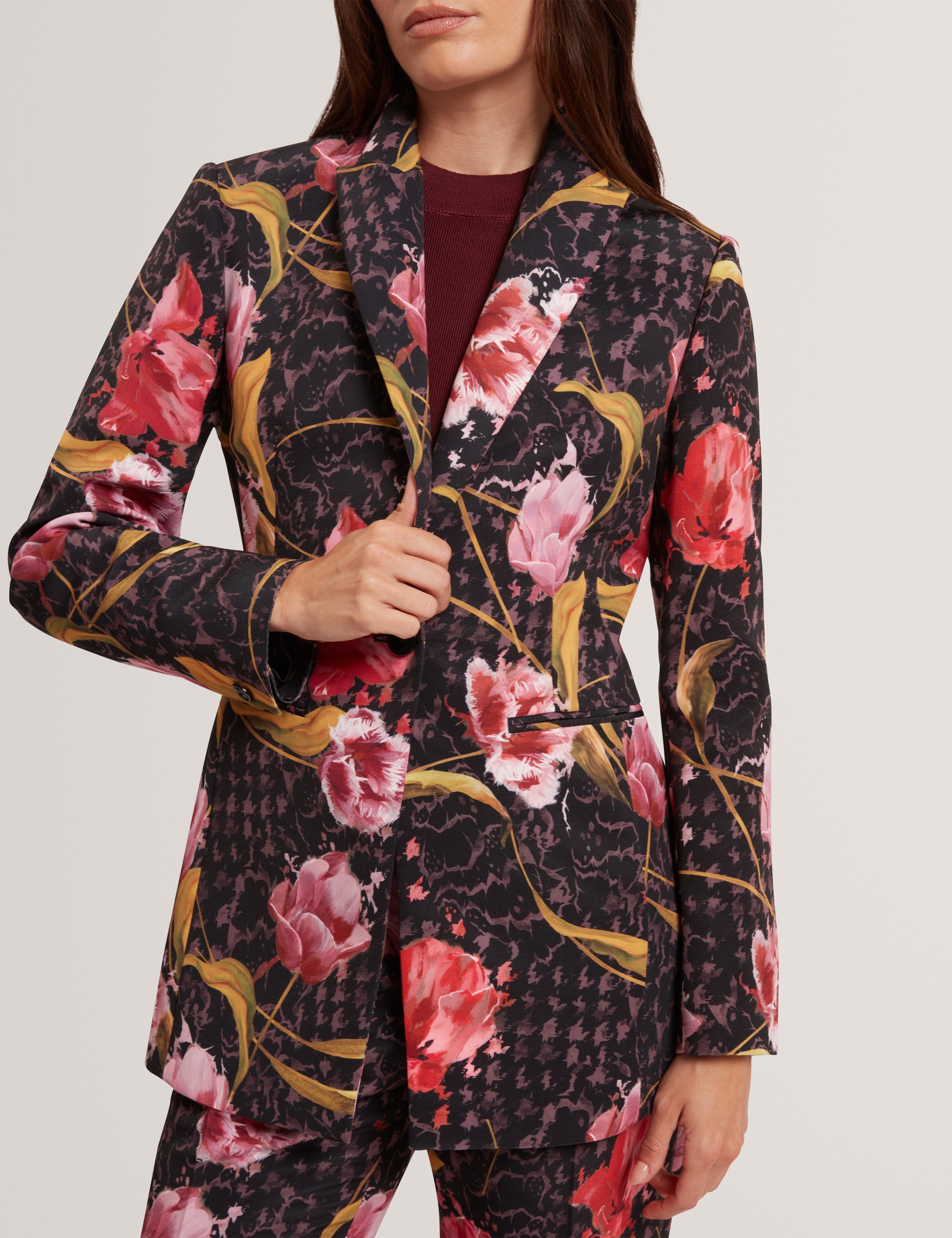 كواري بليزر مطبّع باللون الأسود