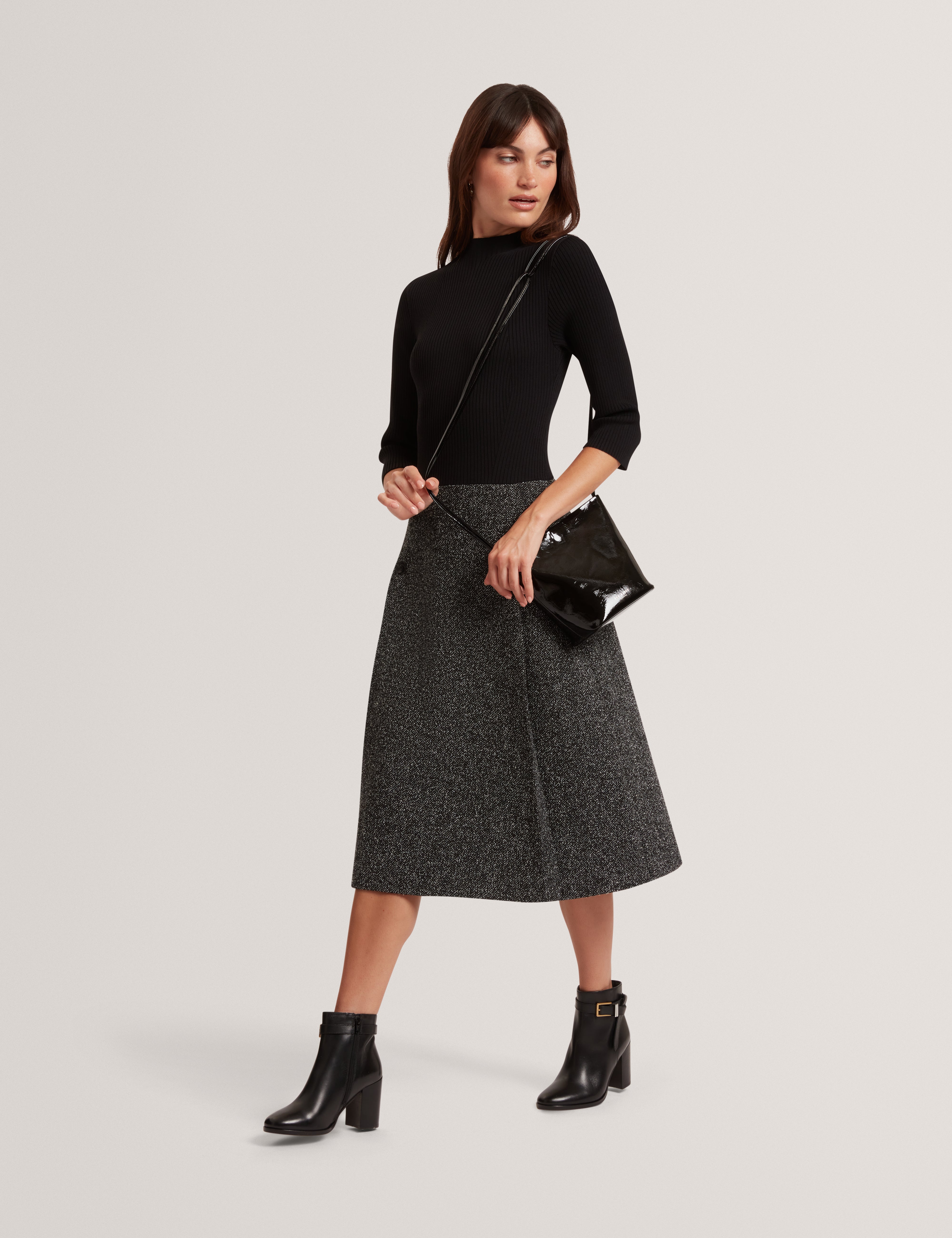 فستان إيكاد بلوك مُفصّل مع توب محبوك أسود