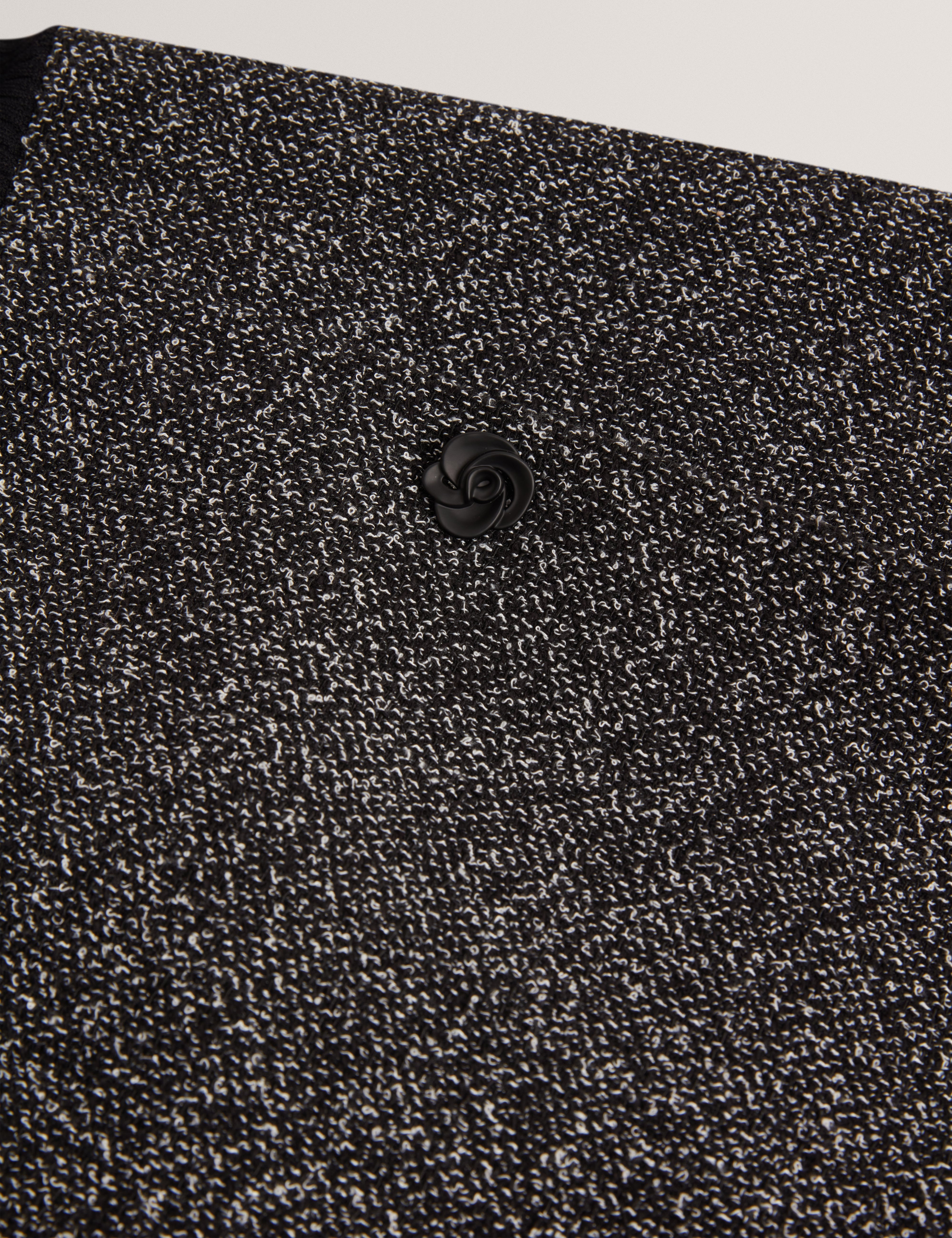 فستان إيكاد بلوك مُفصّل مع توب محبوك أسود