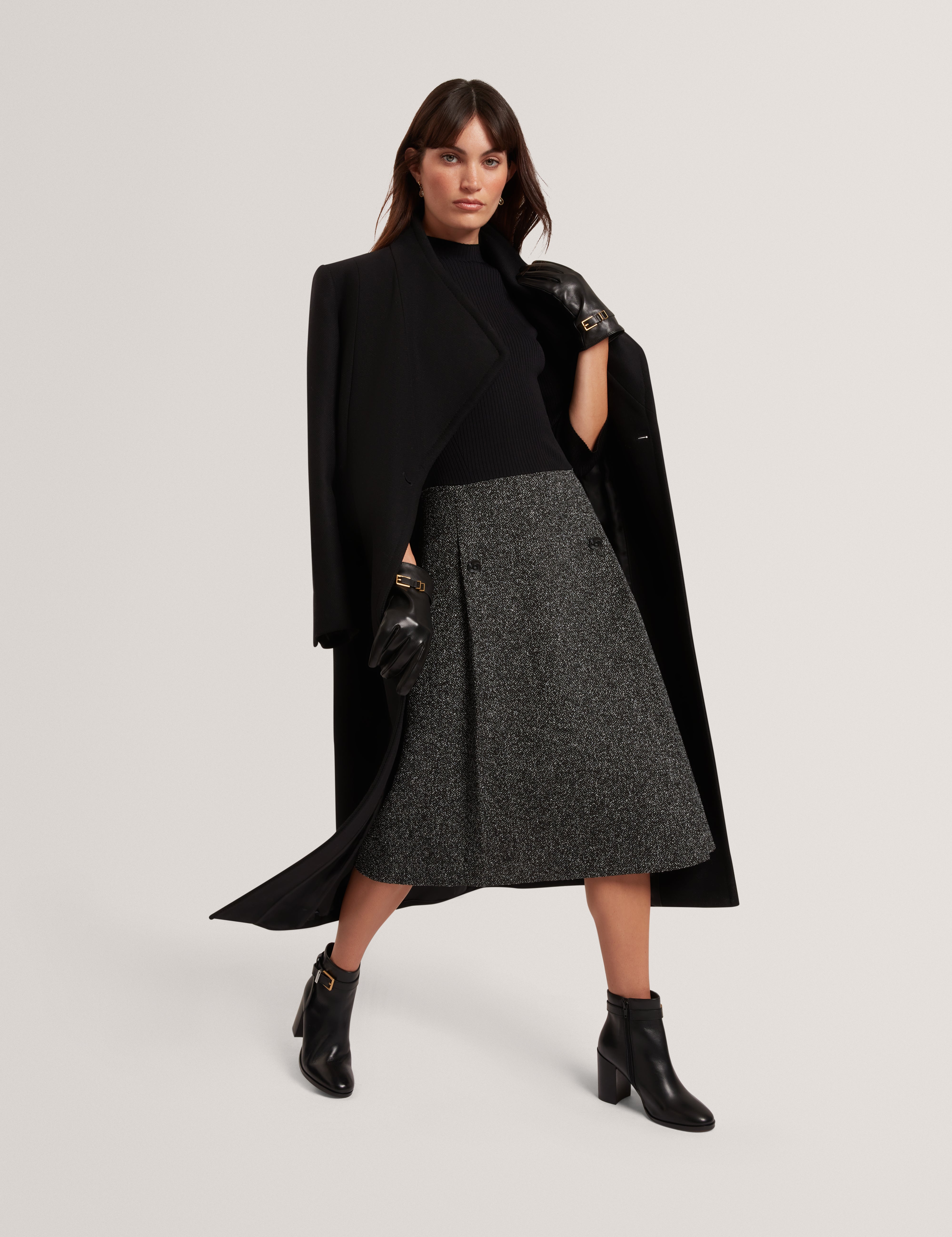 فستان إيكاد بلوك مُفصّل مع توب محبوك أسود