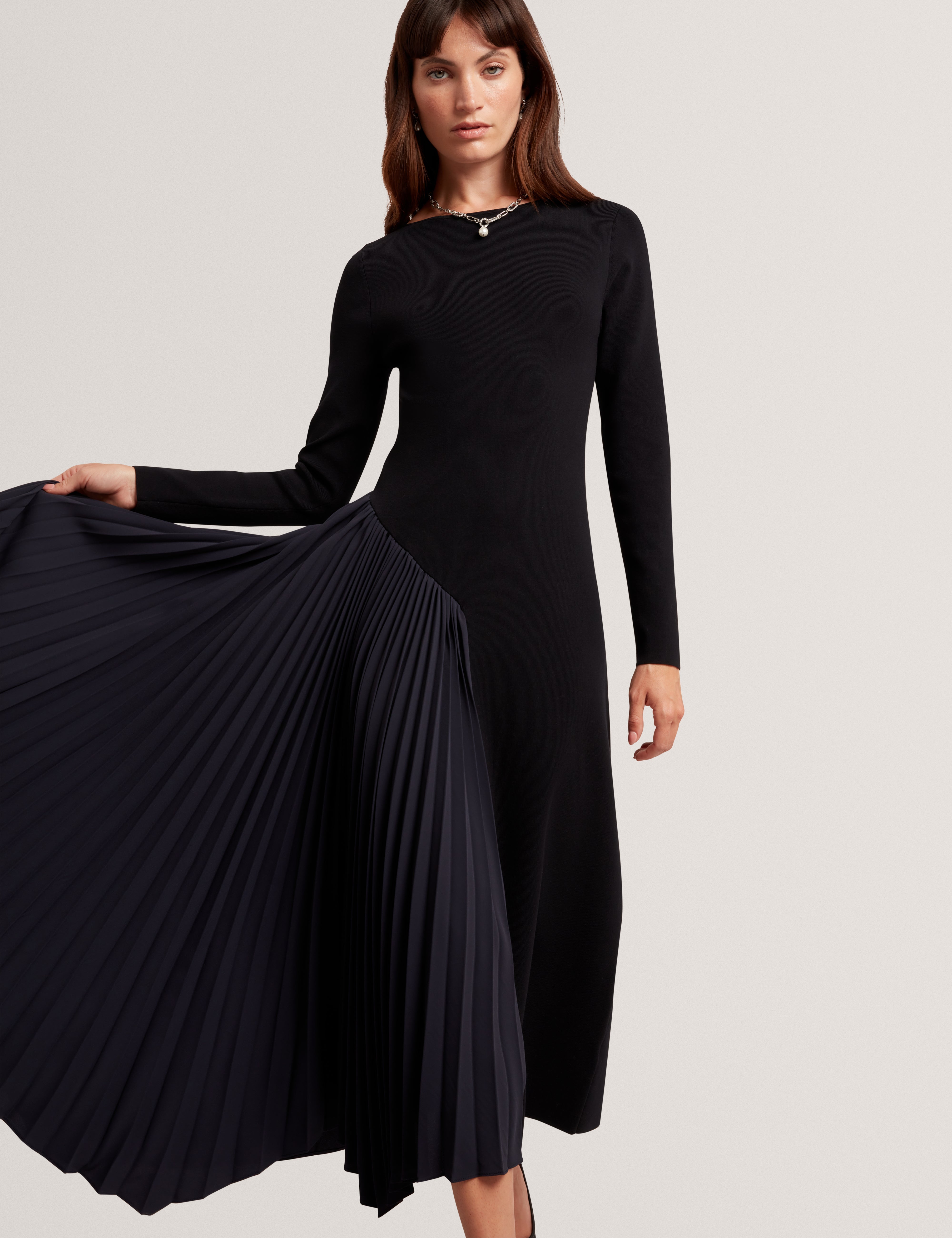 بيلفي فستان ميدي بأكمام طويلة وثنيات لون كحلي