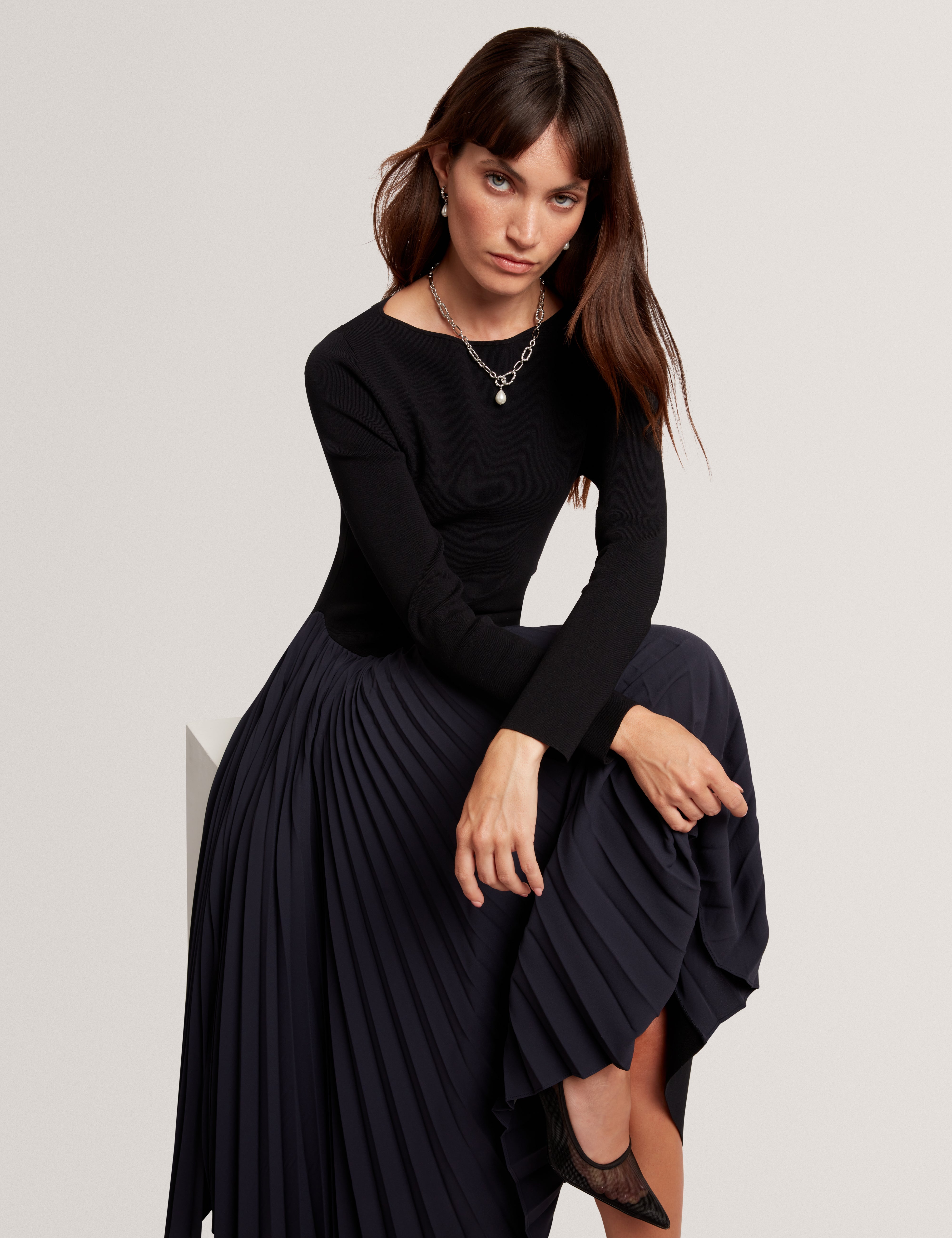 بيلفي فستان ميدي بأكمام طويلة وثنيات لون كحلي