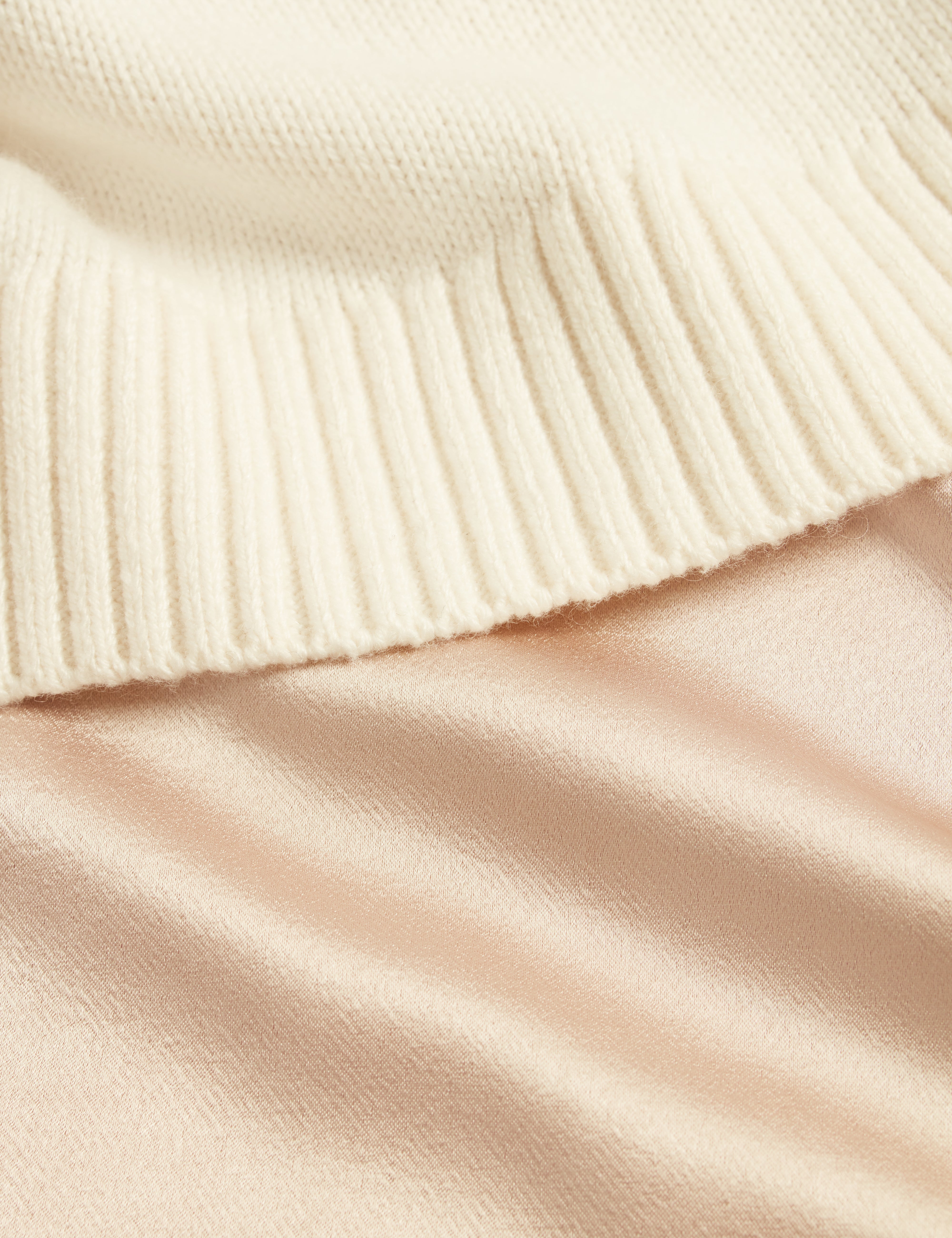 هاريسا طقم سترة محبوكة مع فستان باللون البيج الفاتح