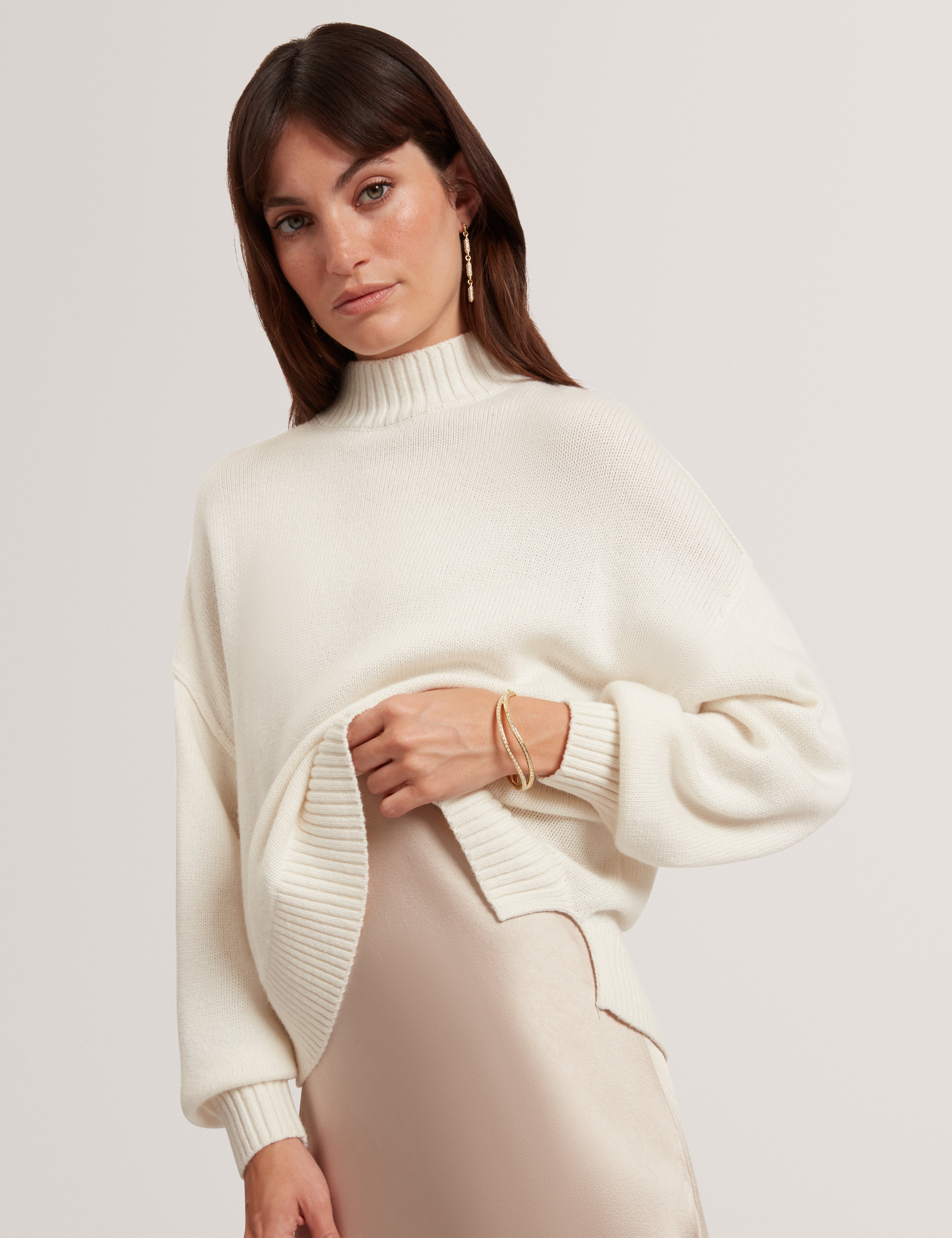 هاريسا طقم سترة محبوكة مع فستان باللون البيج الفاتح