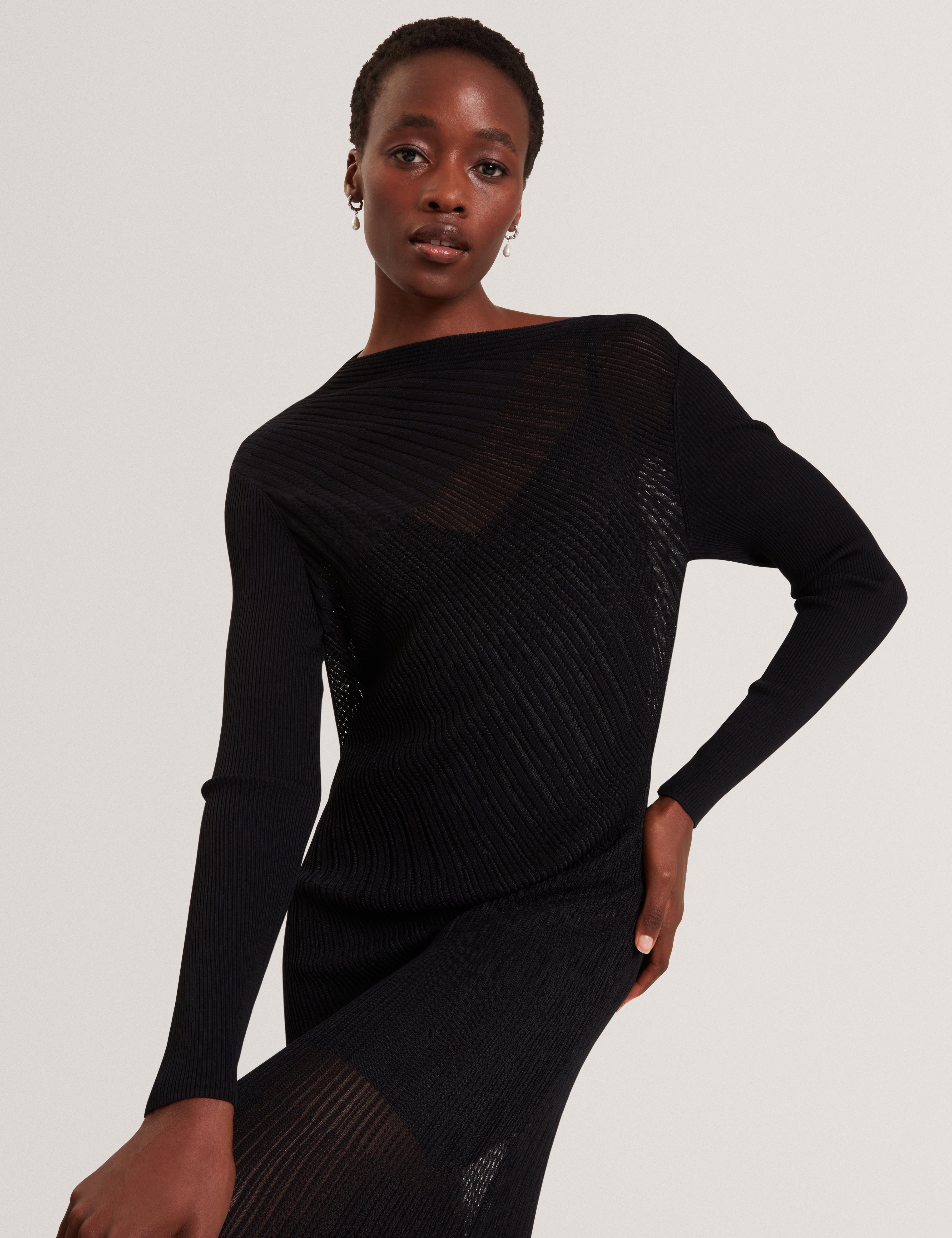 فستان أوكاسا متوسط ​​الطول محبوك بأكمام طويلة وتفاصيل شفافة باللون الأسود