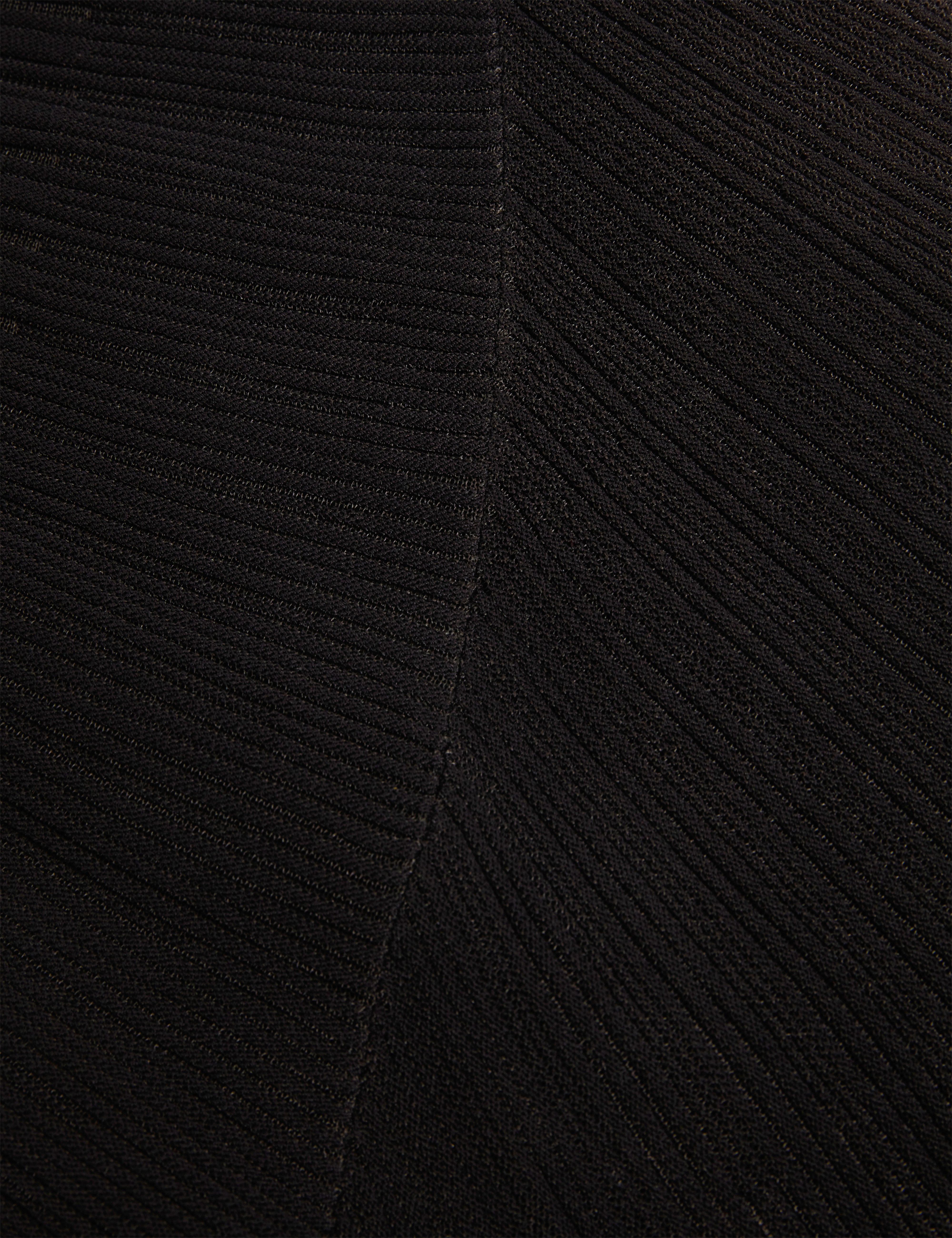 فستان أوكاسا متوسط ​​الطول محبوك بأكمام طويلة وتفاصيل شفافة باللون الأسود