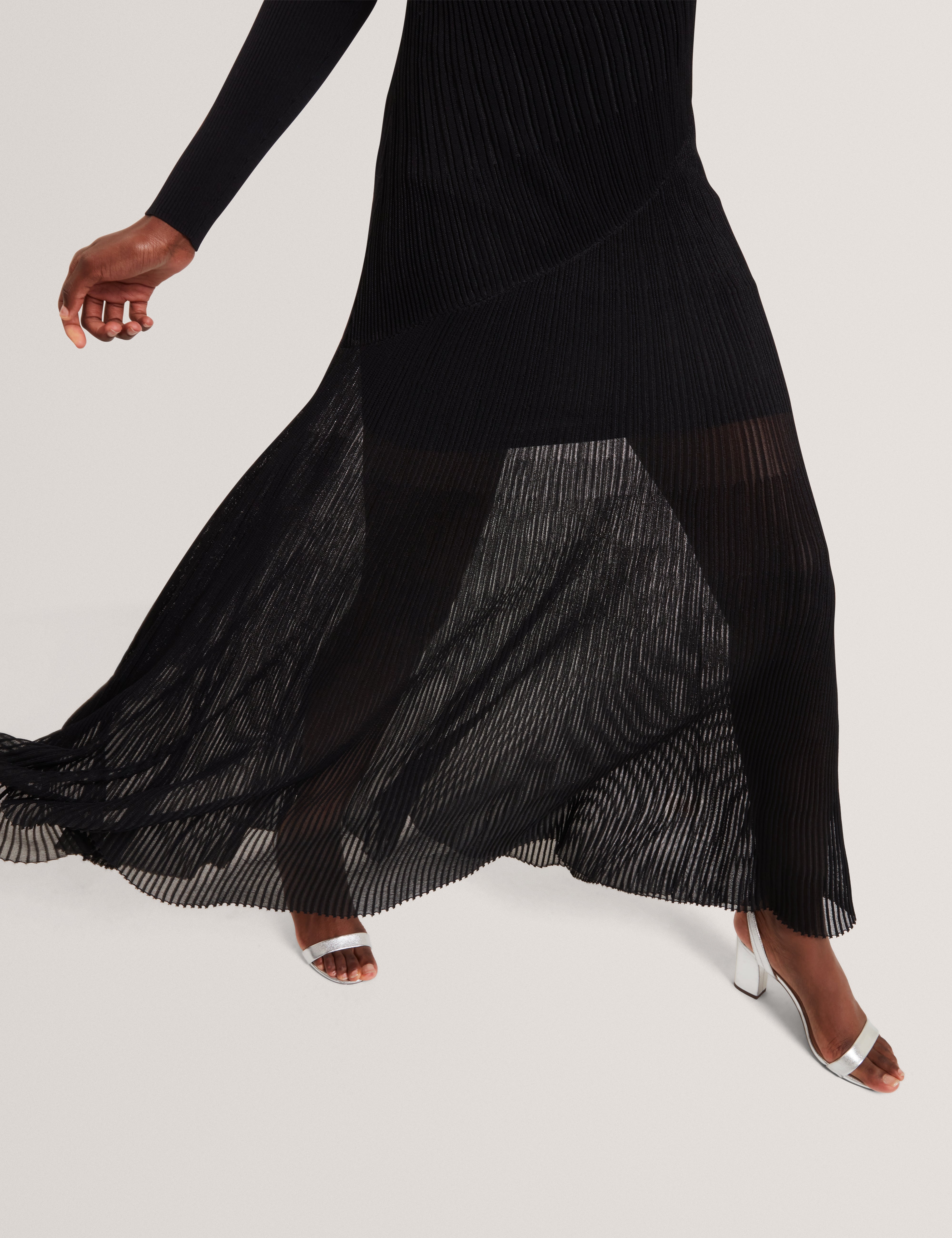 فستان أوكاسا متوسط ​​الطول محبوك بأكمام طويلة وتفاصيل شفافة باللون الأسود