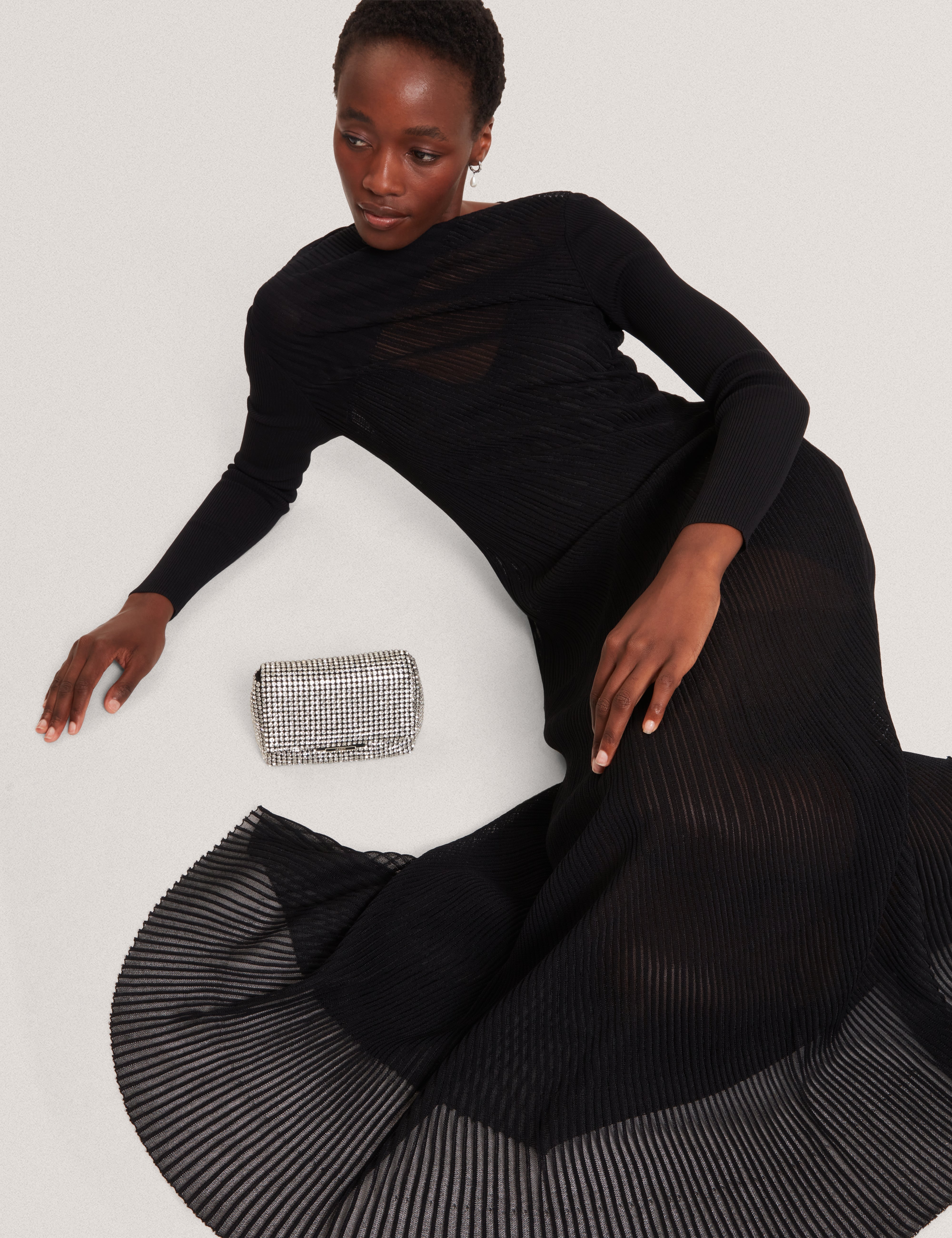 فستان أوكاسا متوسط ​​الطول محبوك بأكمام طويلة وتفاصيل شفافة باللون الأسود