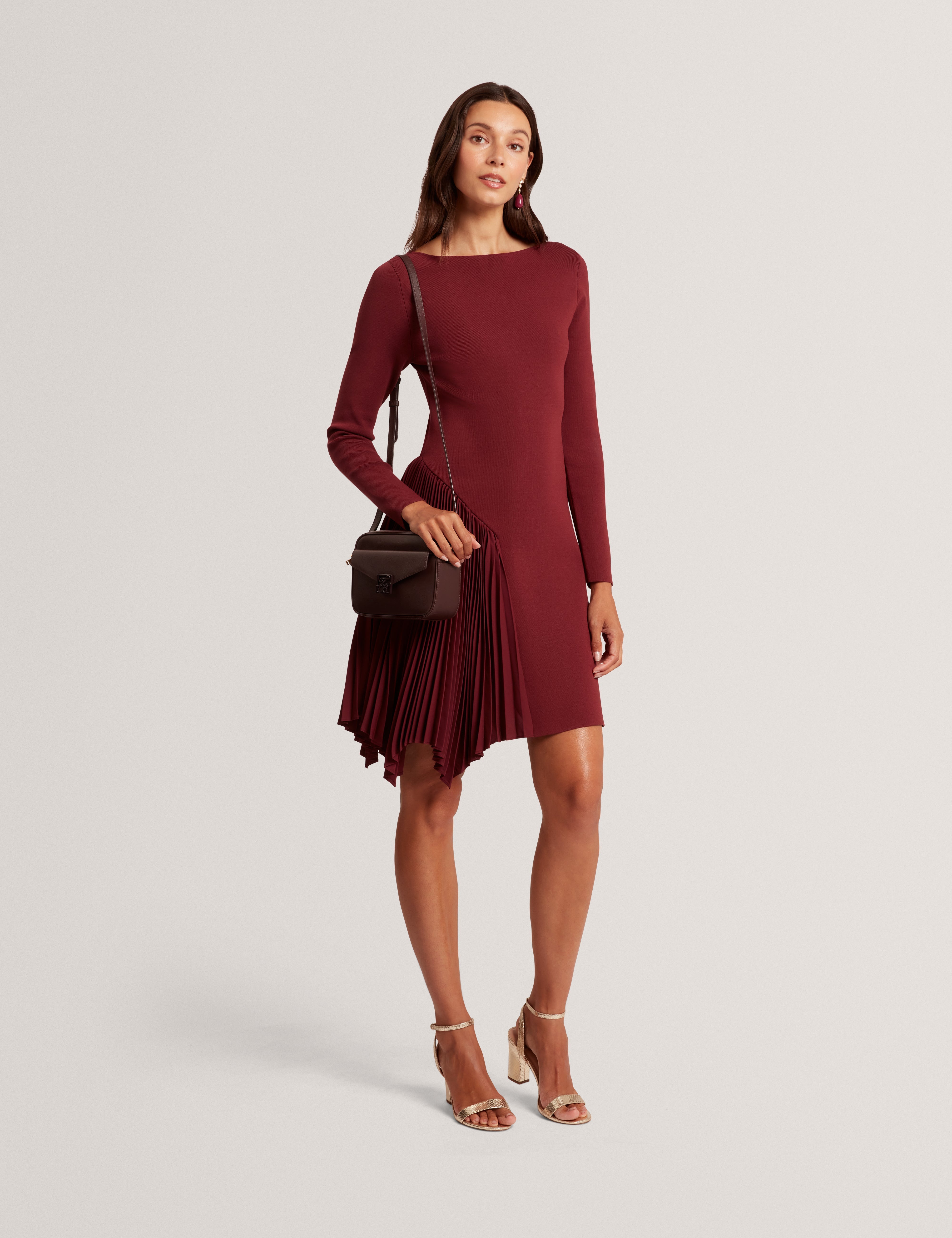 فستان قصير محبوك بأكمام طويلة من نالري مع كشكش، لون بورجوندي.