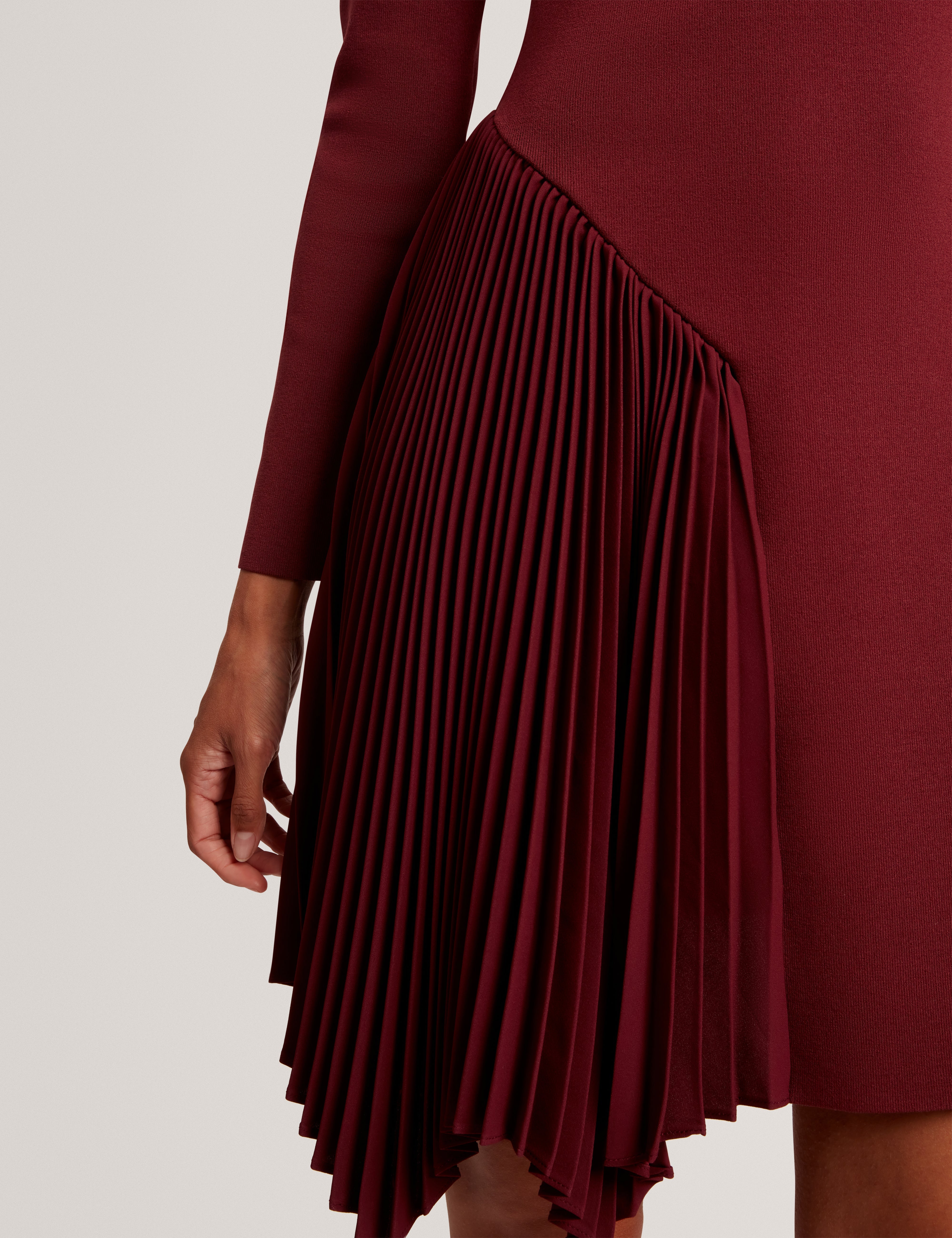 فستان قصير محبوك بأكمام طويلة من نالري مع كشكش، لون بورجوندي.