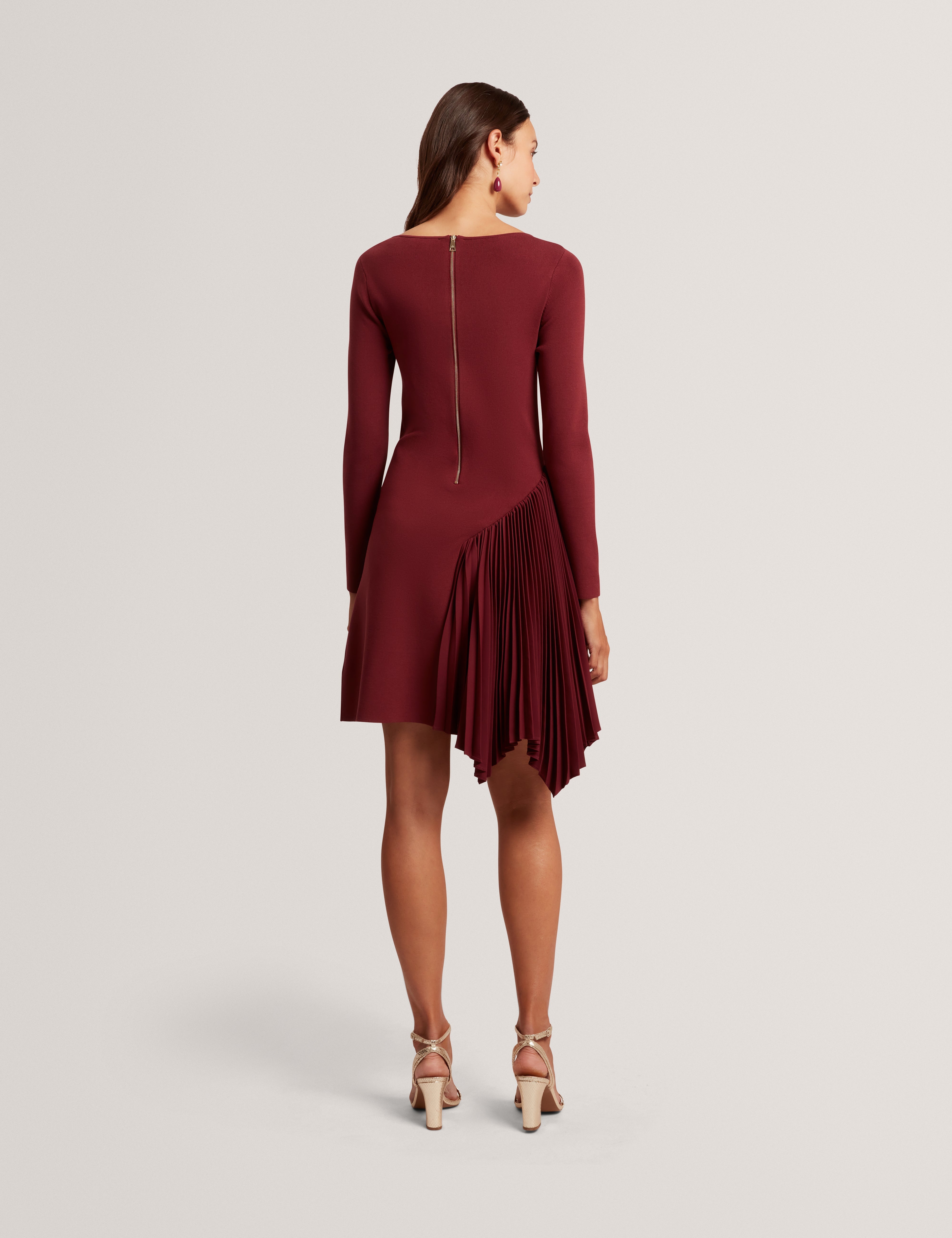 فستان قصير محبوك بأكمام طويلة من نالري مع كشكش، لون بورجوندي.