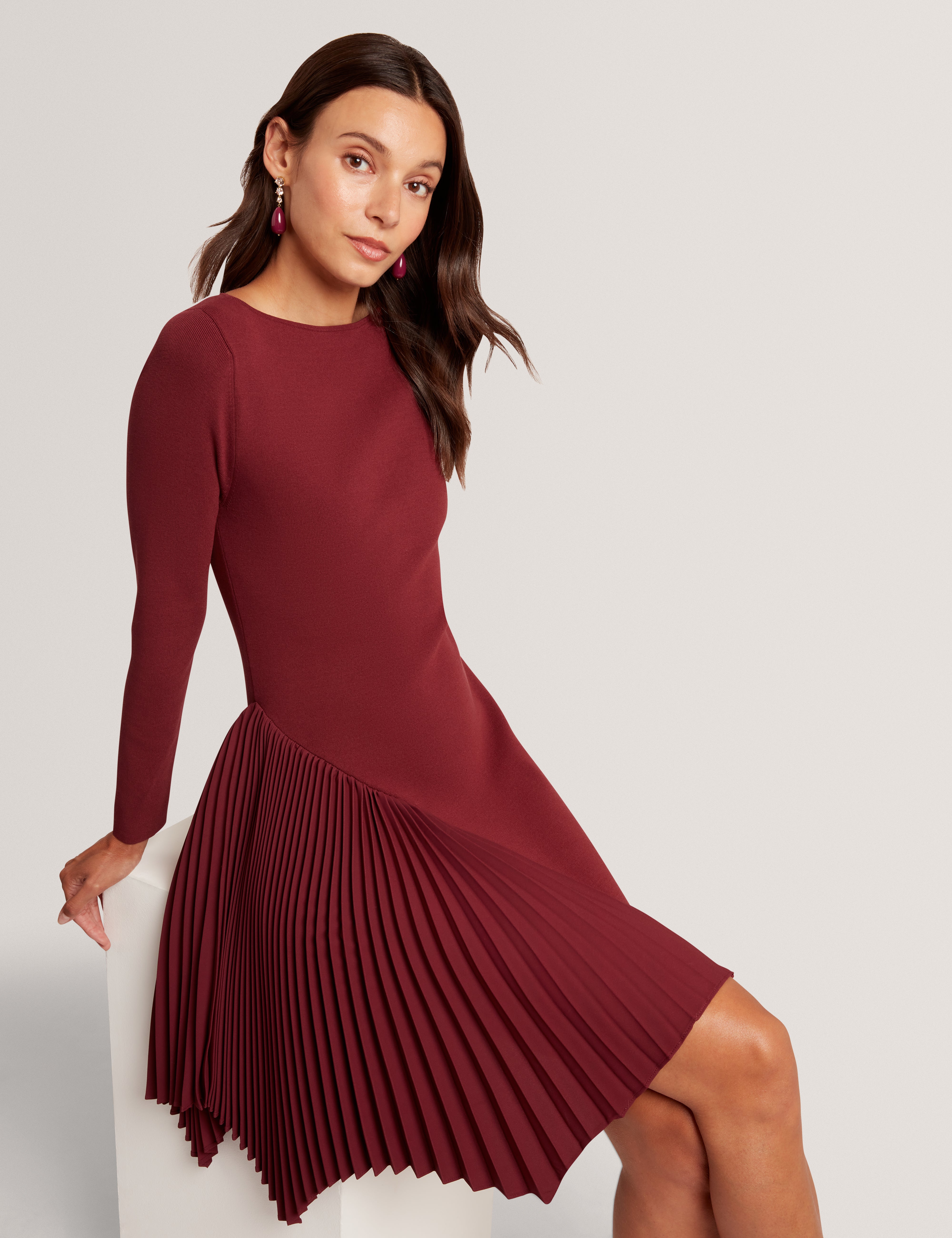 فستان قصير محبوك بأكمام طويلة من نالري مع كشكش، لون بورجوندي.