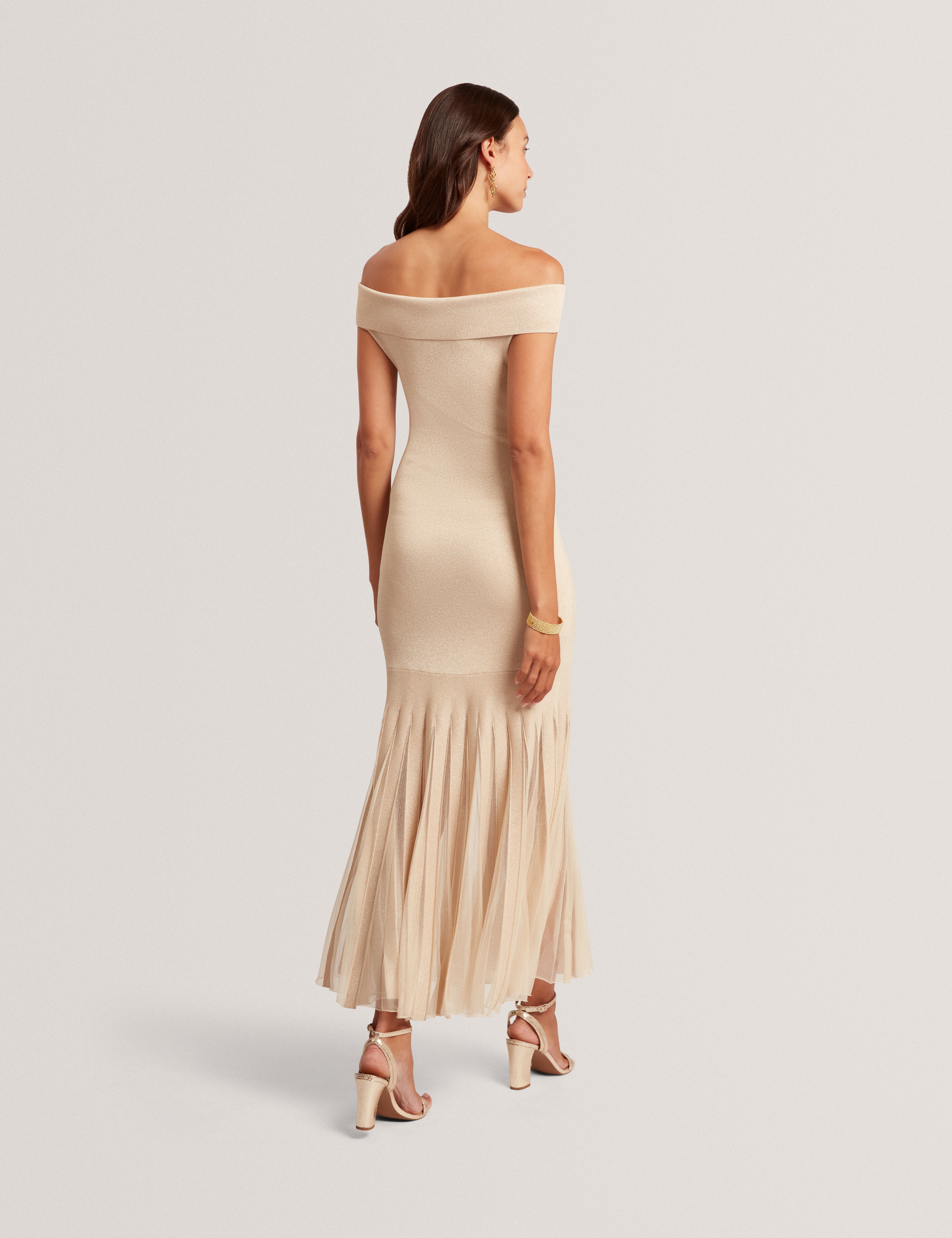 ريلا فستان ماكسي بأكتاف مكشوفة لون بيج