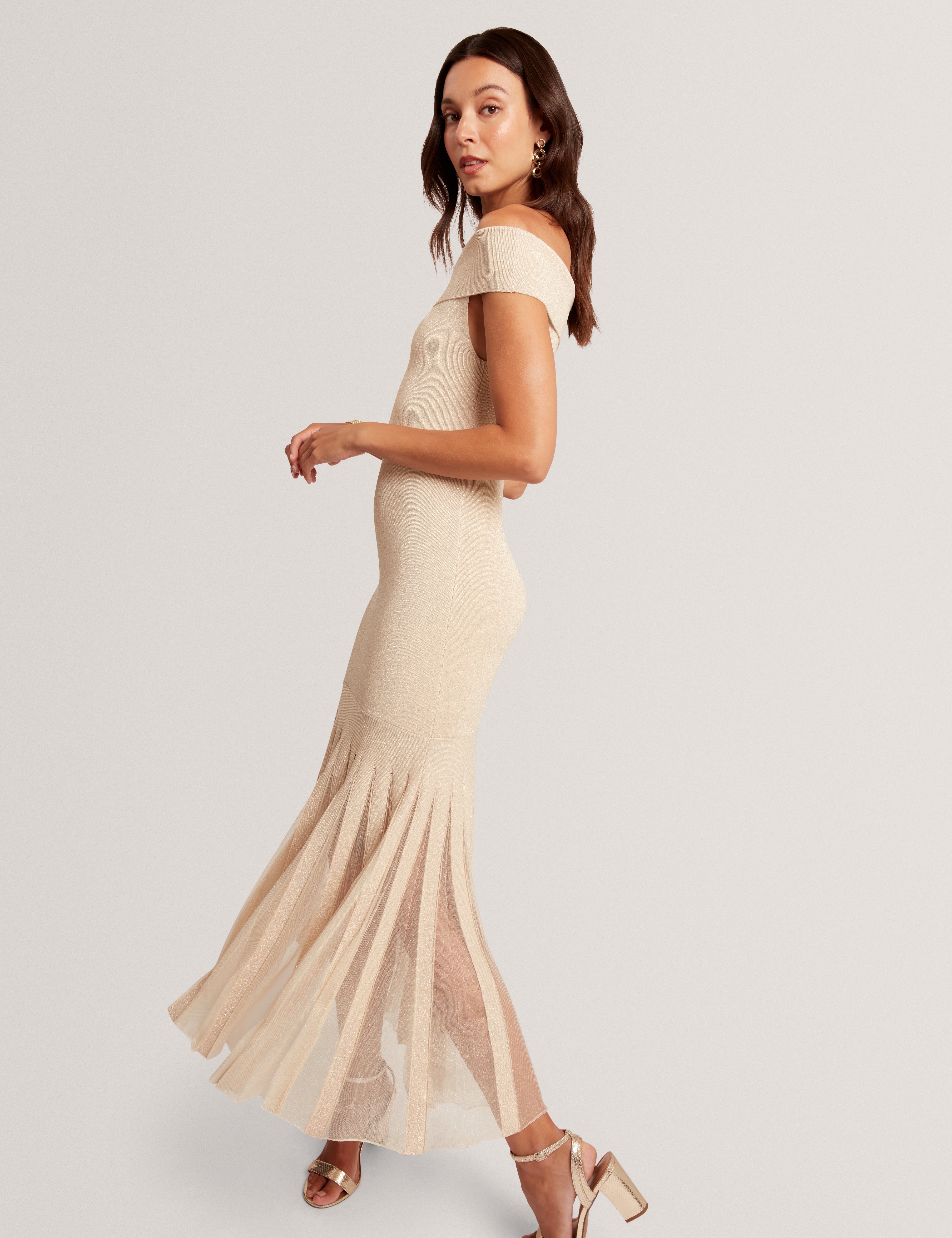 ريلا فستان ماكسي بأكتاف مكشوفة لون بيج