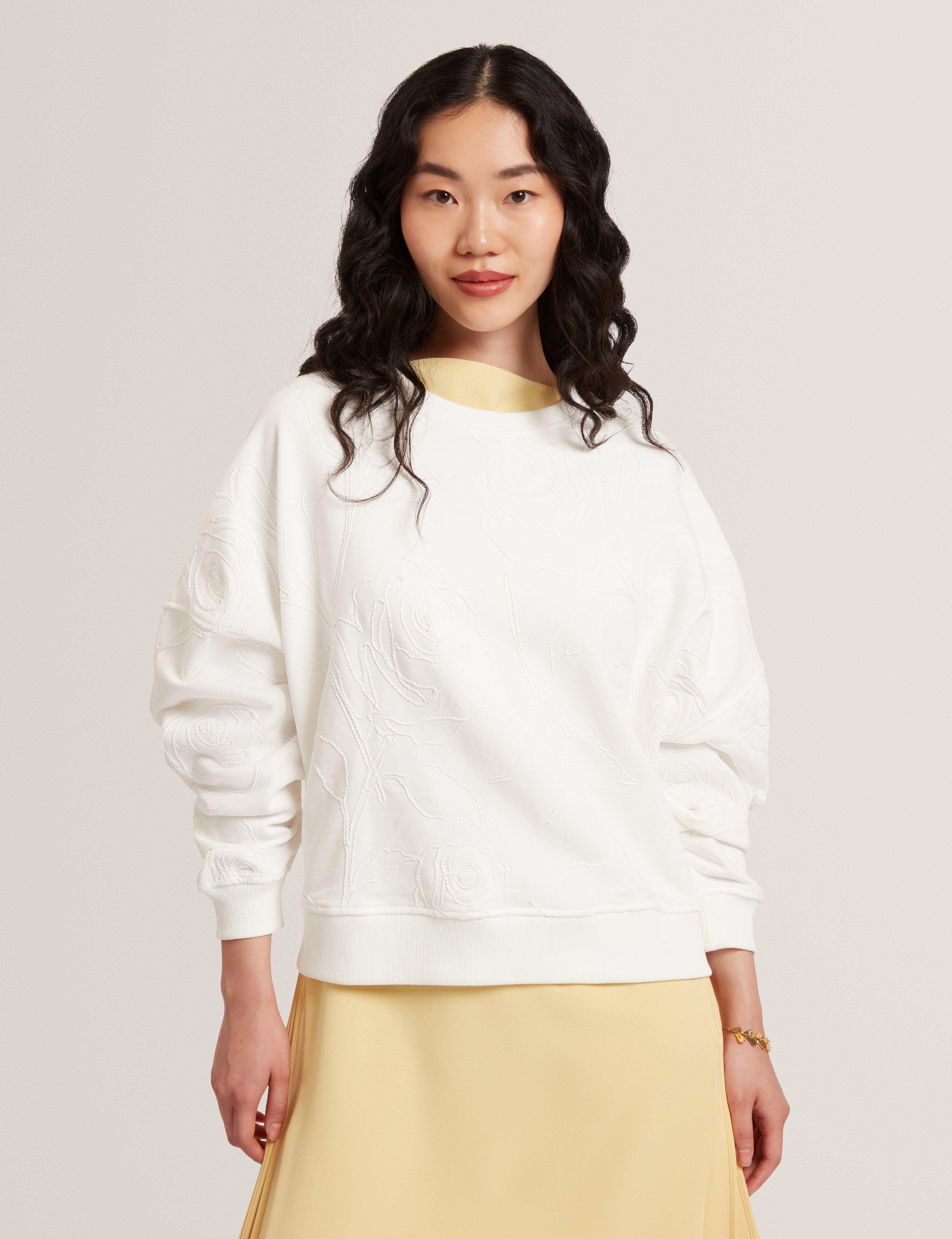 سويت شيرت مطبوع من زيبي باللون العاجي