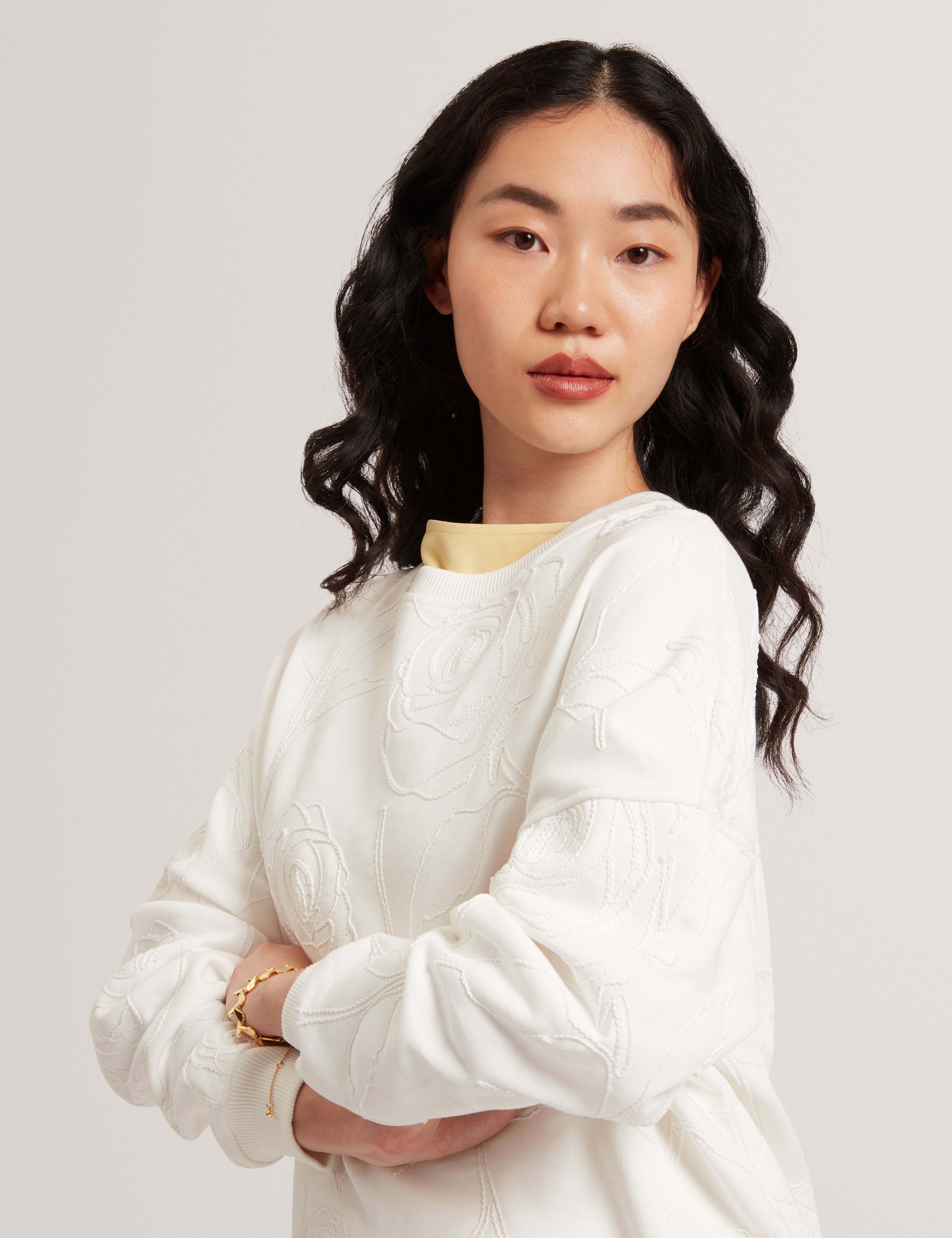 سويت شيرت مطبوع من زيبي باللون العاجي