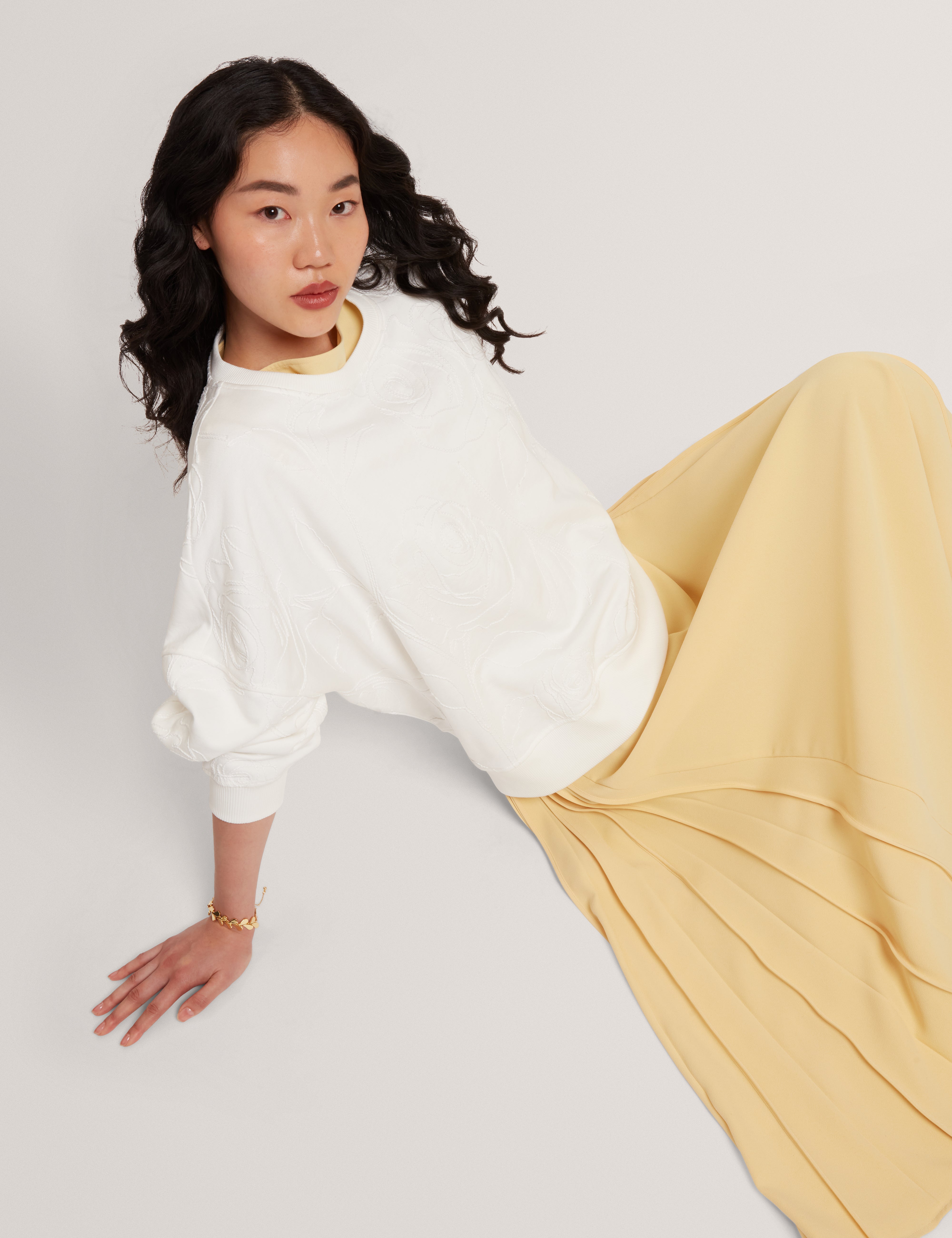 سويت شيرت مطبوع من زيبي باللون العاجي